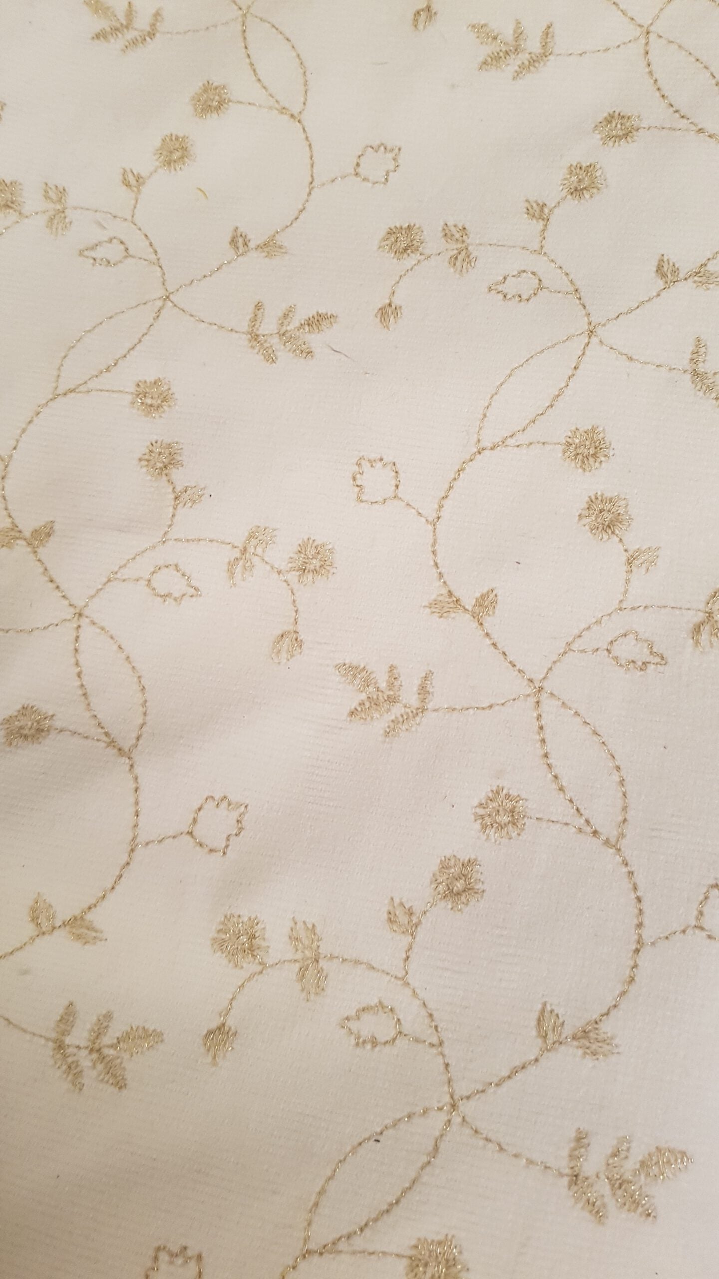 Feincord weiß bestickt mit Blätterornamenten in Gold