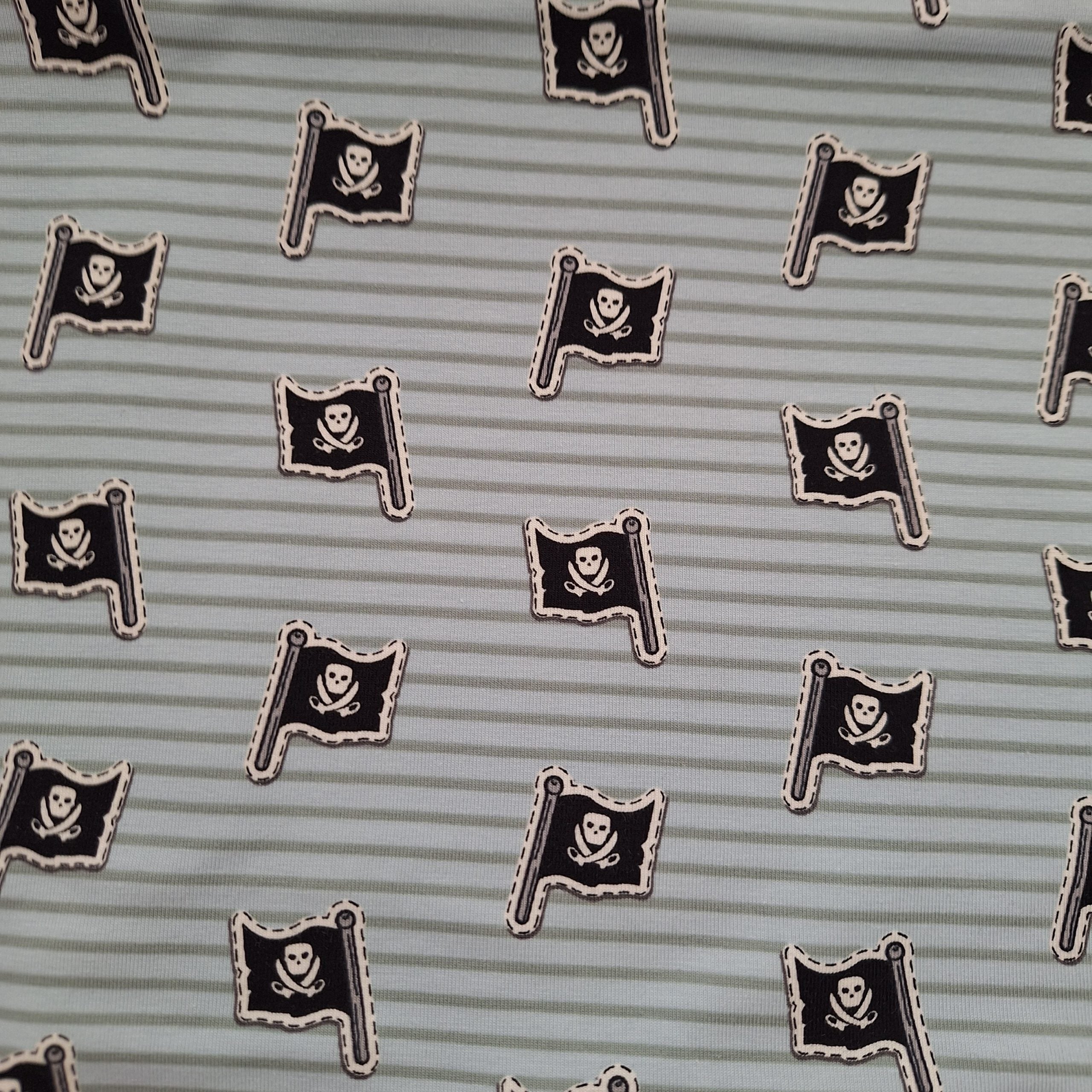 Baumwolljersey hellblau-grün gestreift mit Piratenflaggen