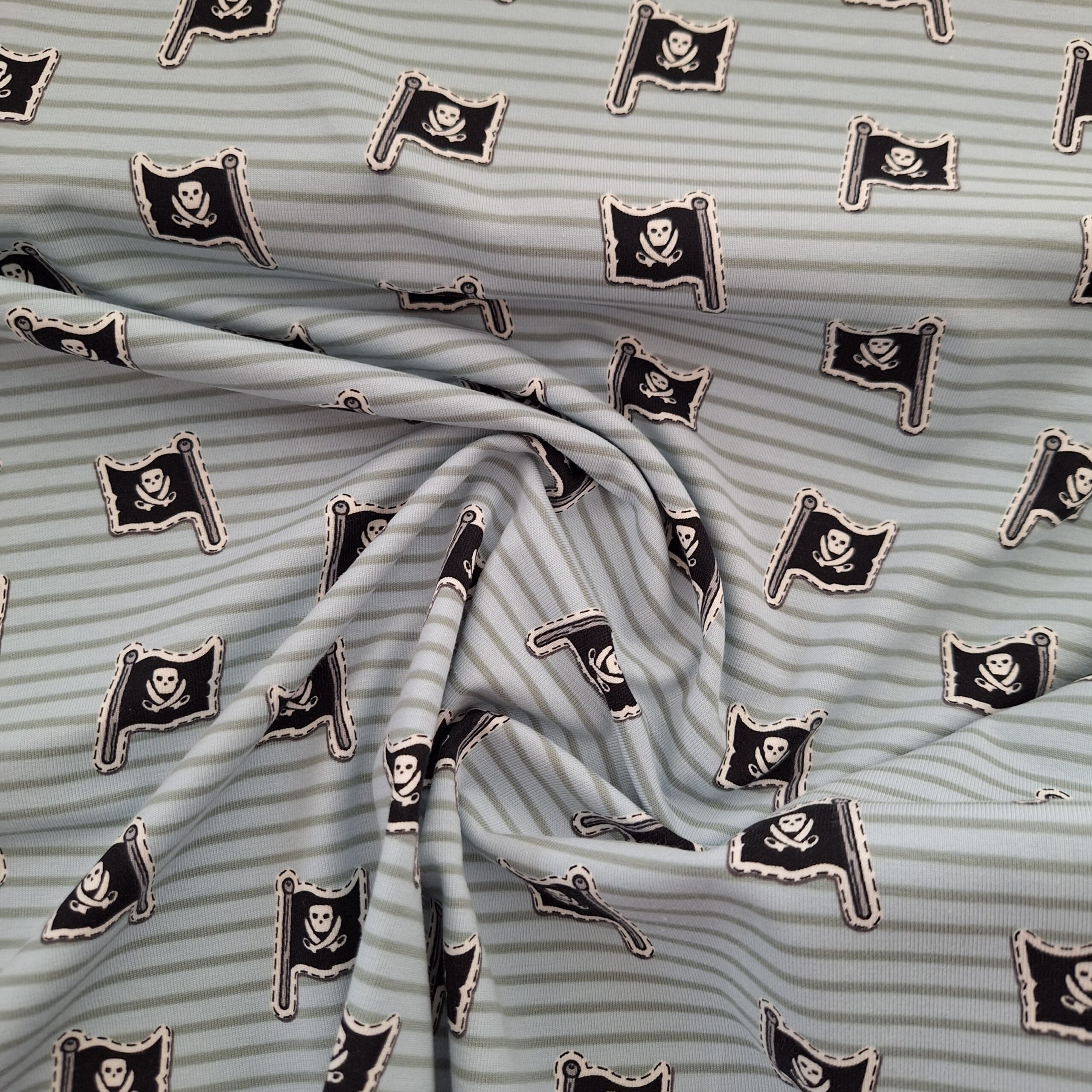 Baumwolljersey hellblau-grün gestreift mit Piratenflaggen