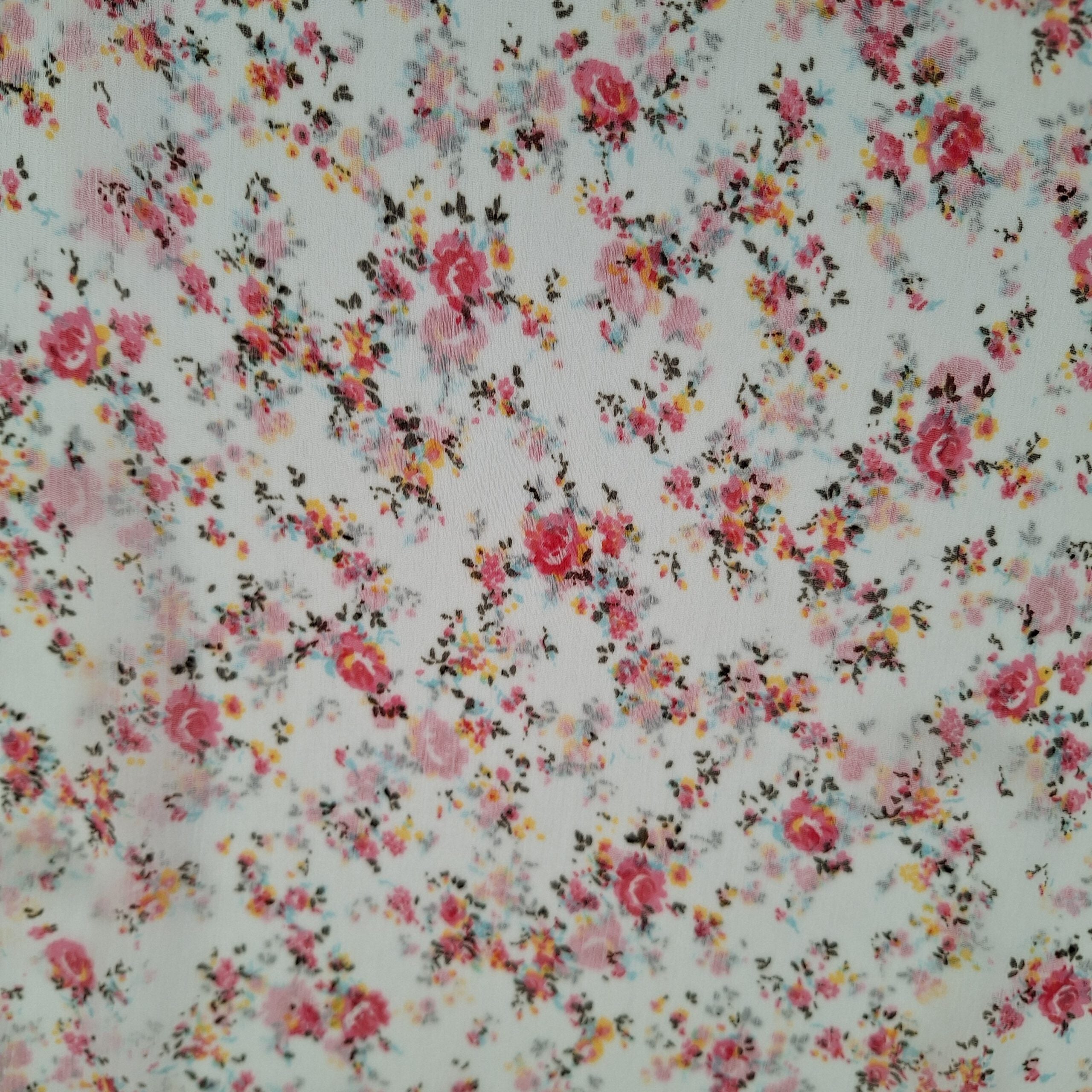 Viskose weiß mit kleinen rosa Blüten (sehr transparent)