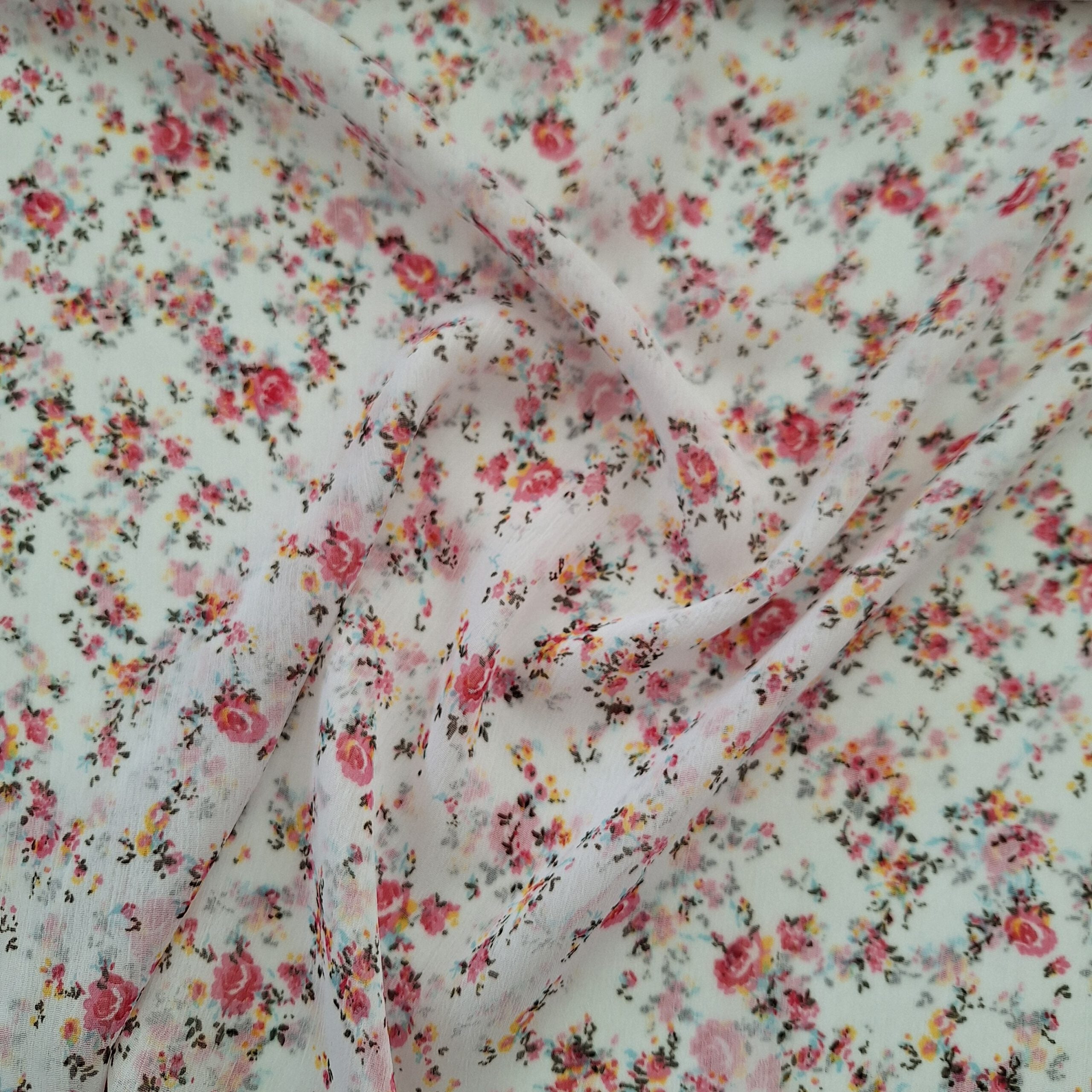 Viskose weiß mit kleinen rosa Blüten (sehr transparent)