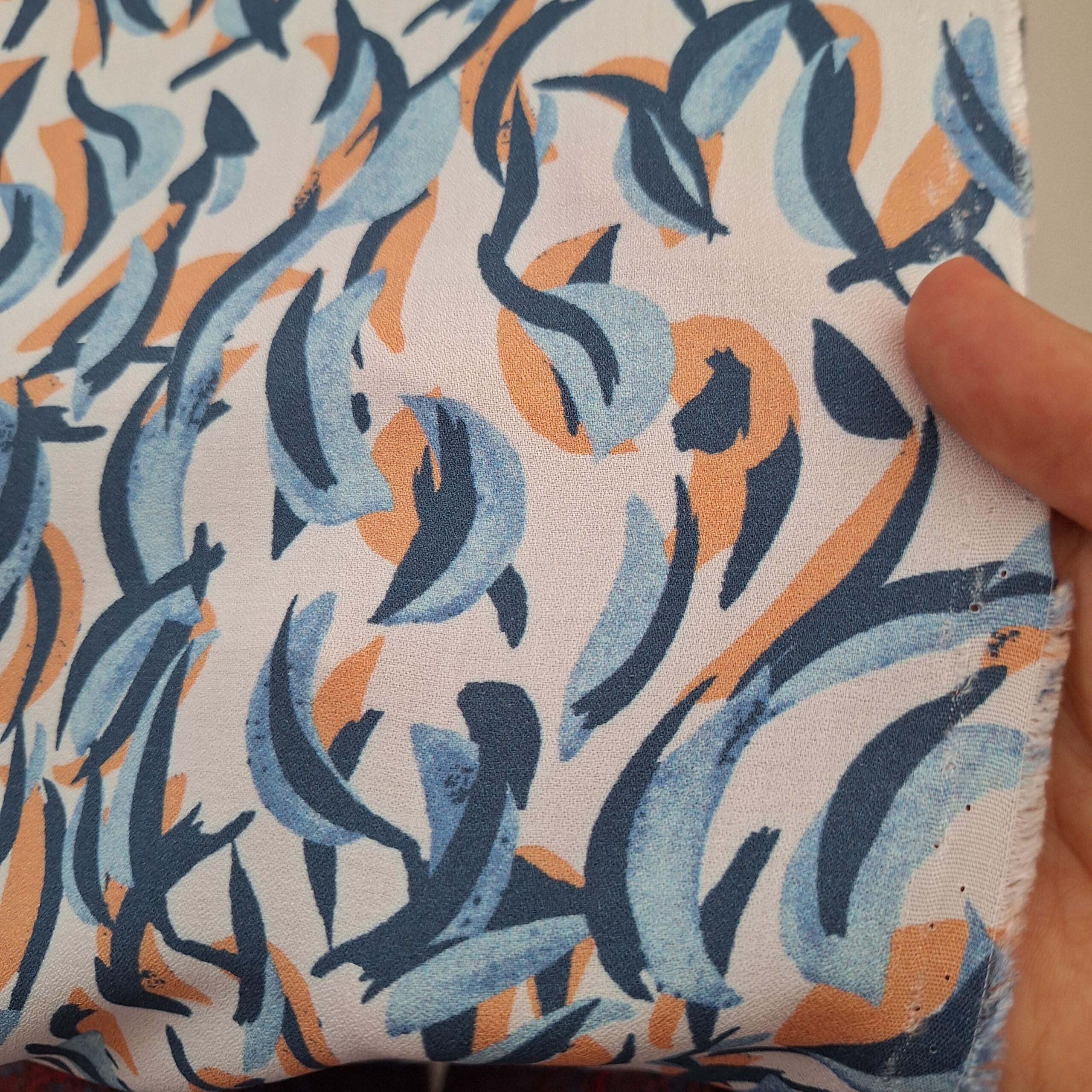 Viskose weiß mit abstraktem Muster