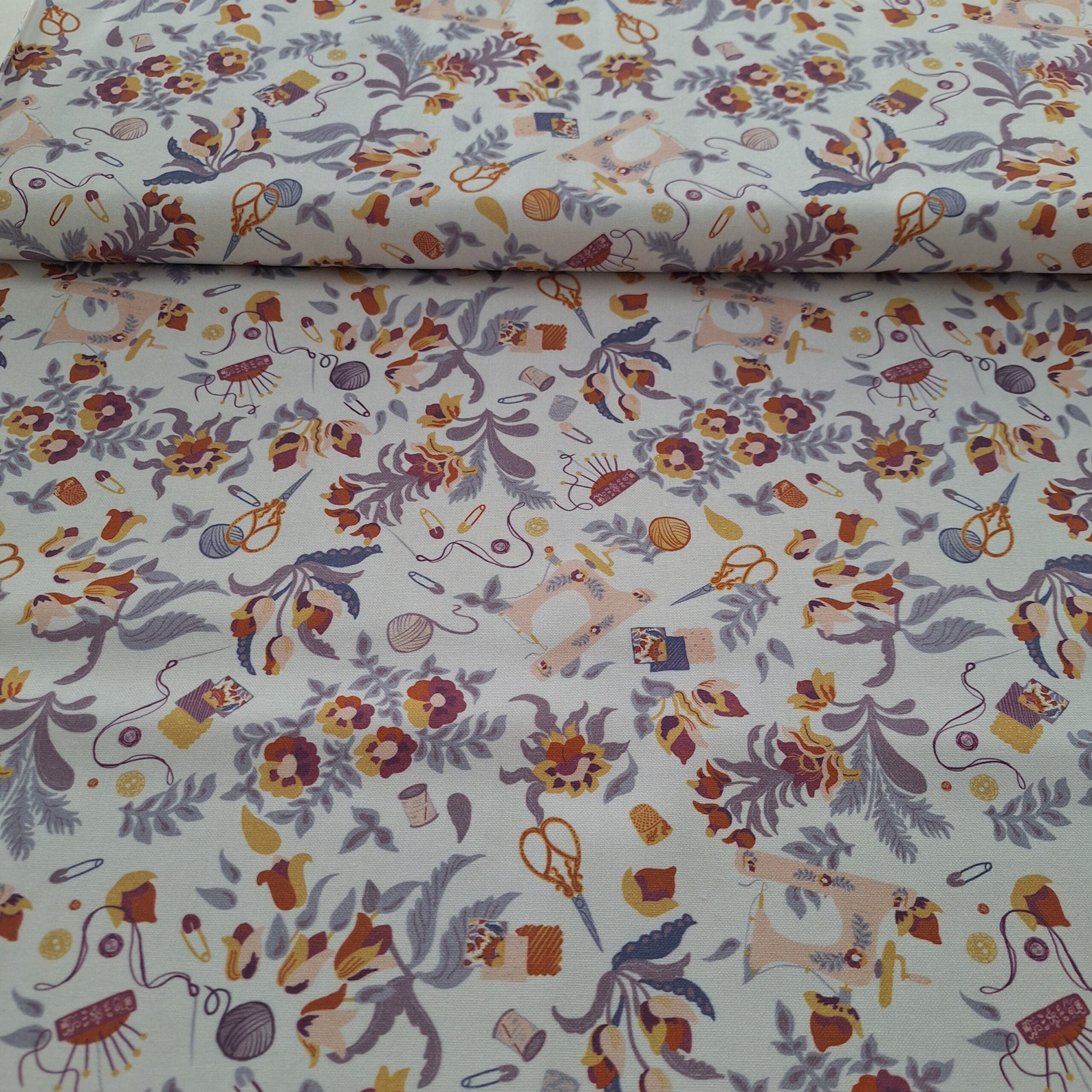 Canvas weiß mit Nähmotiven