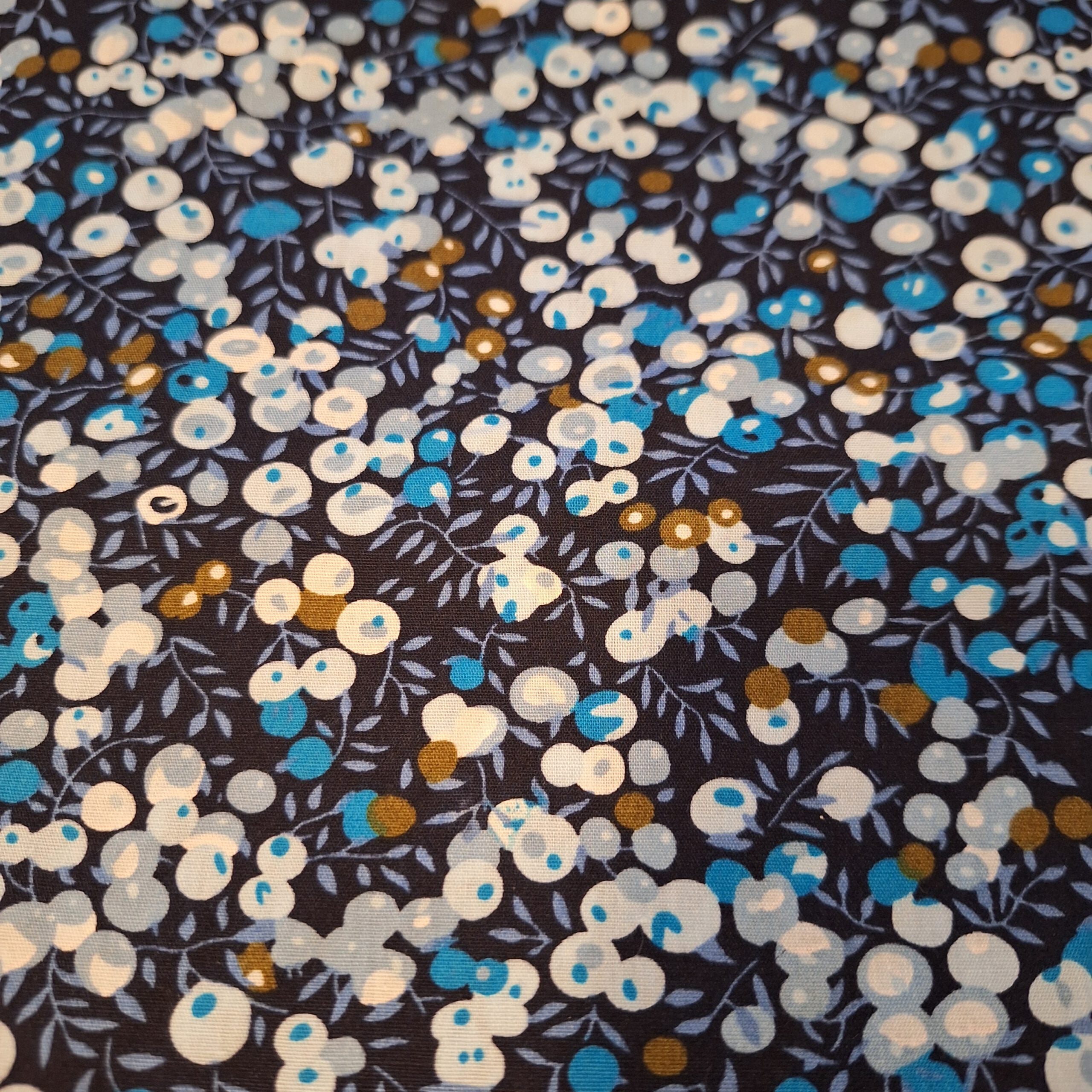 Popeline dunkelblau mit Blättern und Knospen