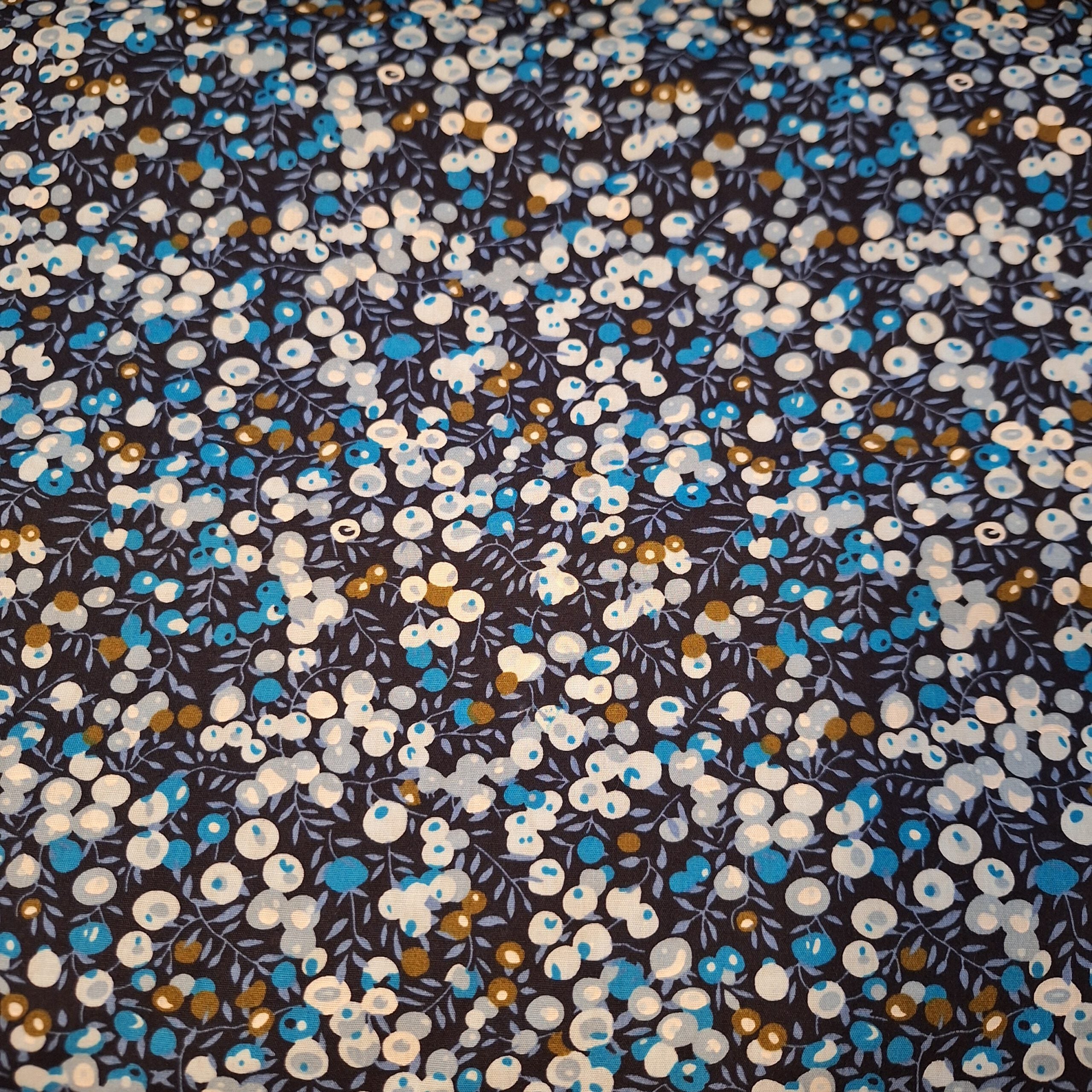 Popeline dunkelblau mit Blättern und Knospen