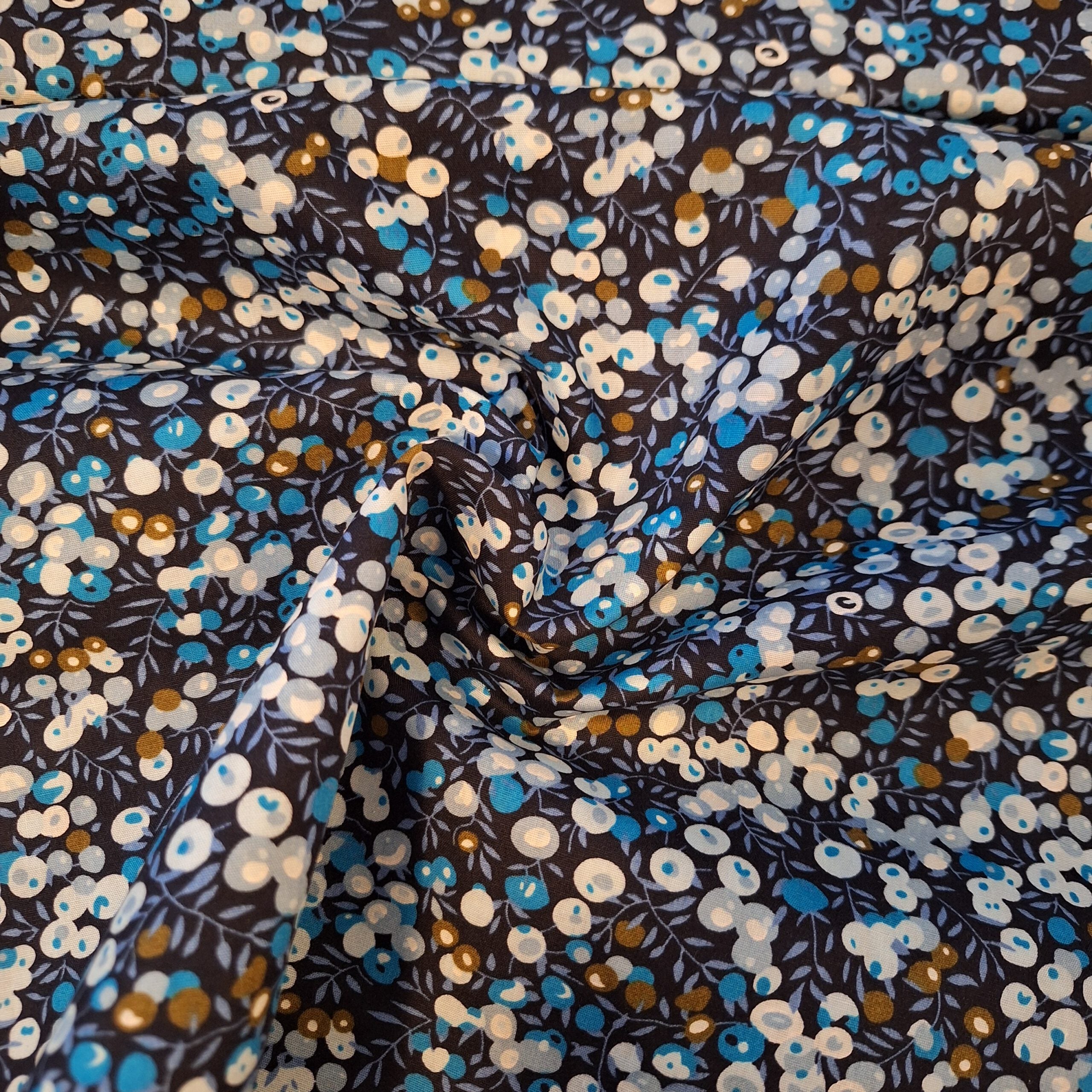 Popeline dunkelblau mit Blättern und Knospen