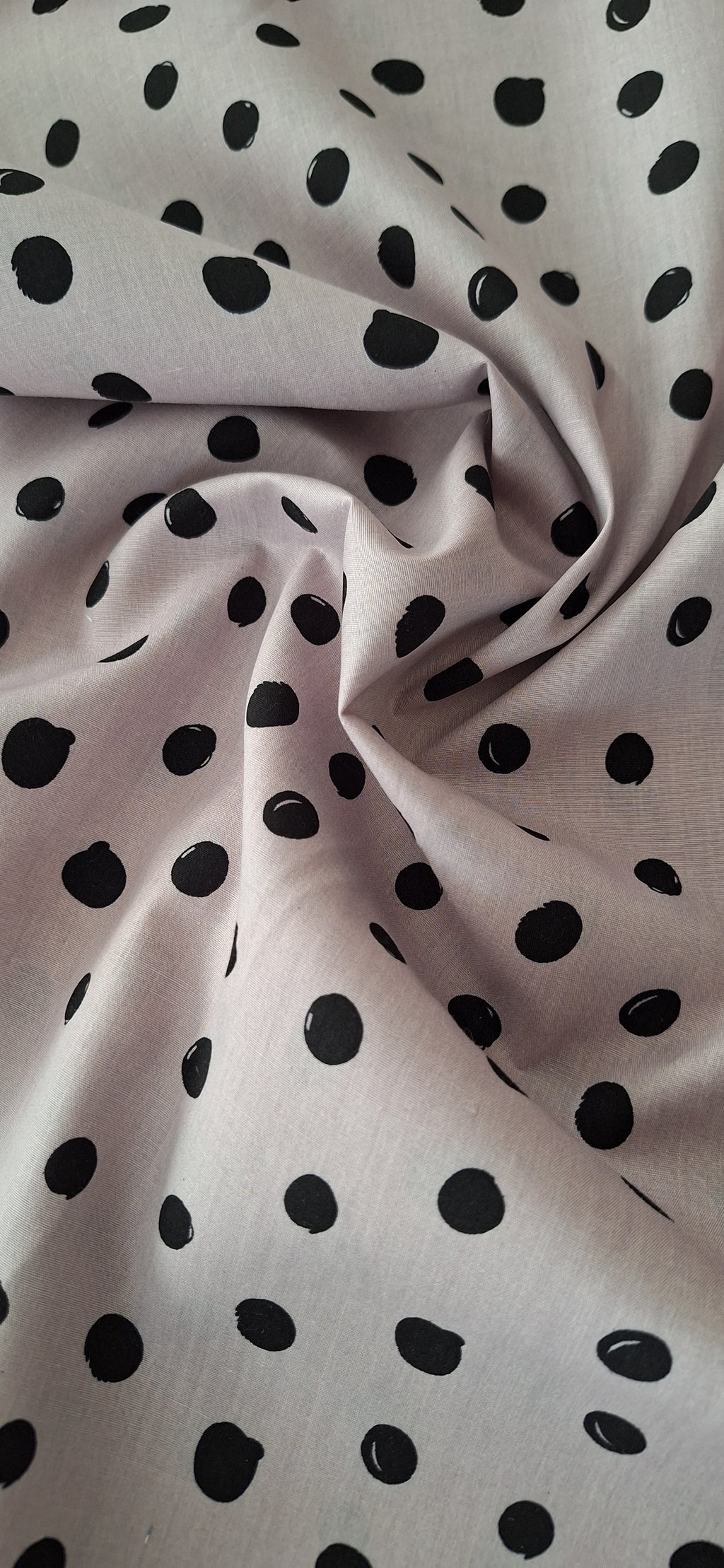 Popeline lila mit schwarzen Punkten