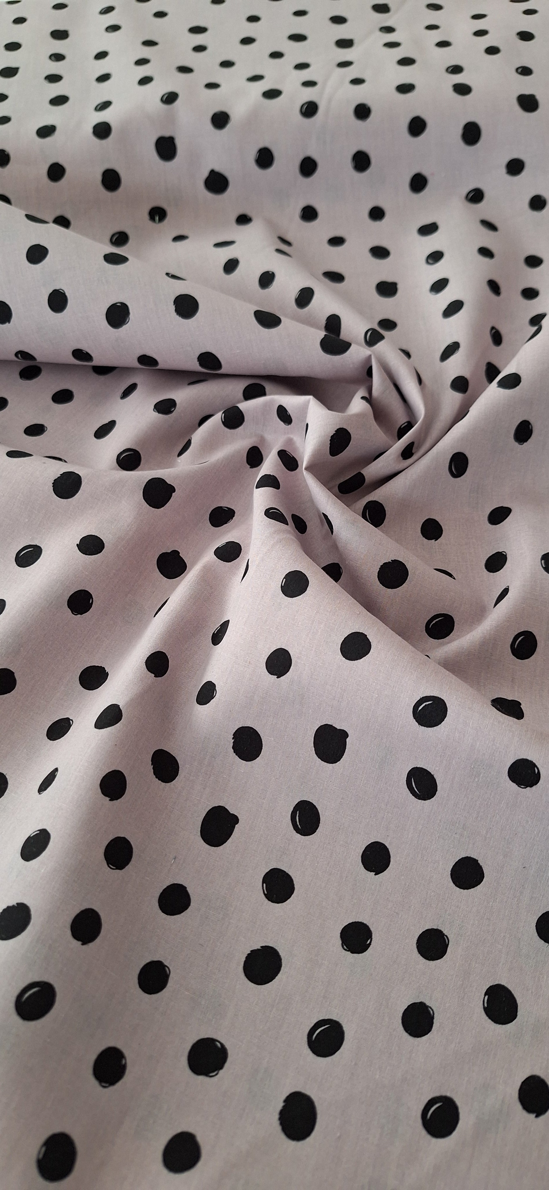 Popeline lila mit schwarzen Punkten