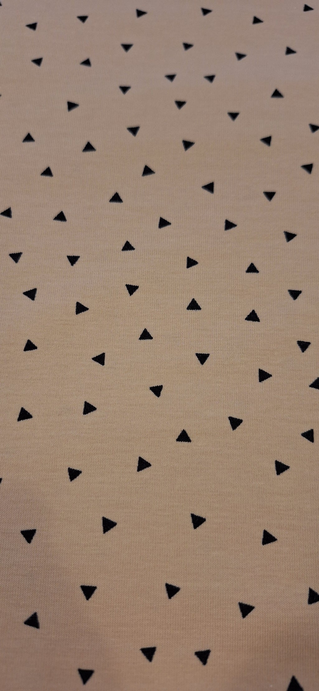 Baumwolljersey beige mit kleinen schwarzen Dreiecken