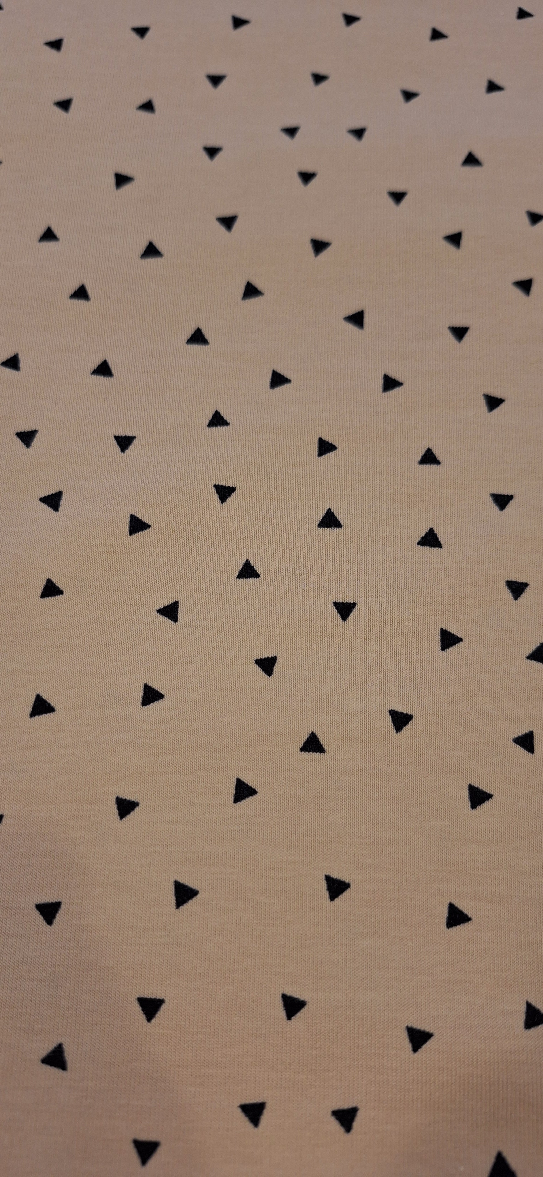 Baumwolljersey beige mit kleinen schwarzen Dreiecken