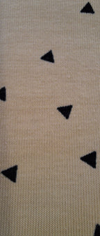 Baumwolljersey beige mit kleinen schwarzen Dreiecken