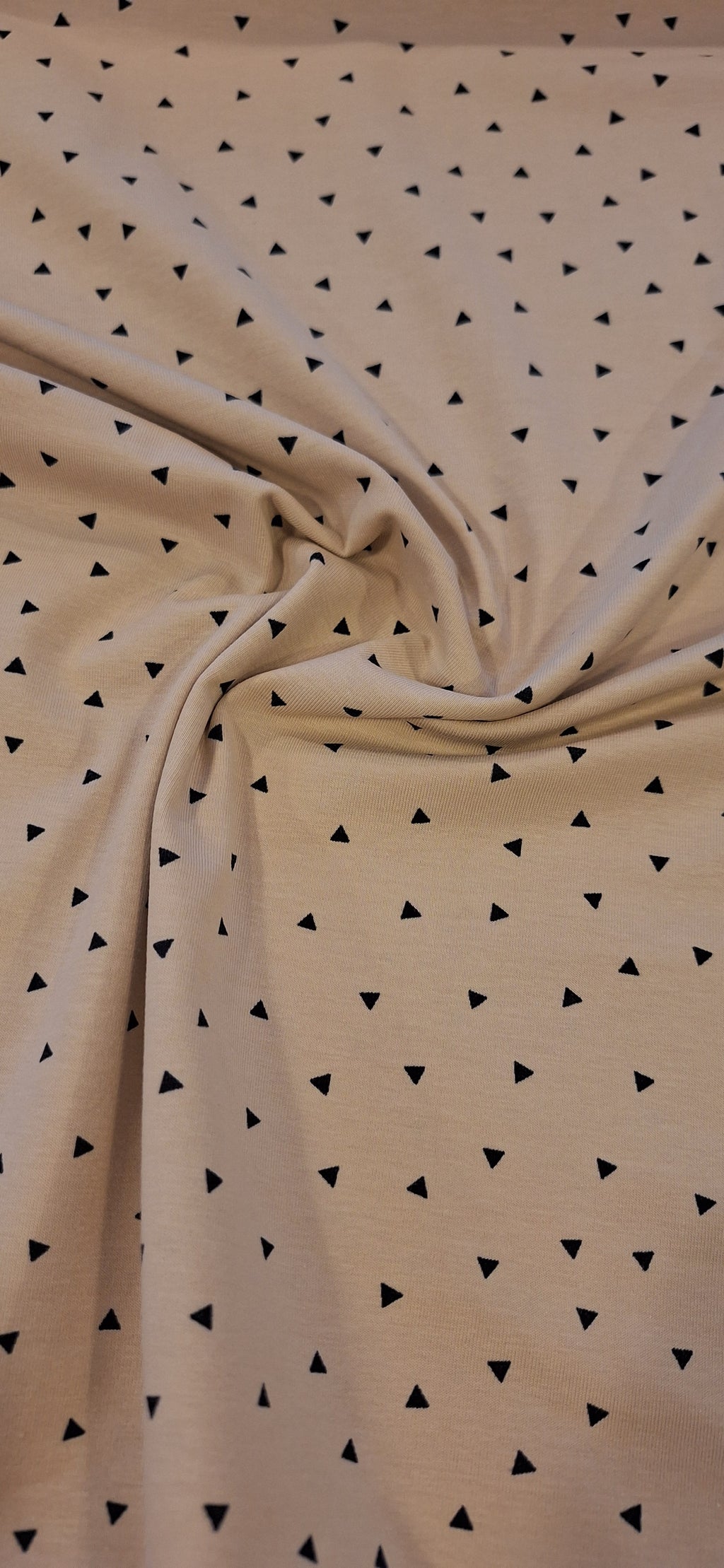 Baumwolljersey beige mit kleinen schwarzen Dreiecken