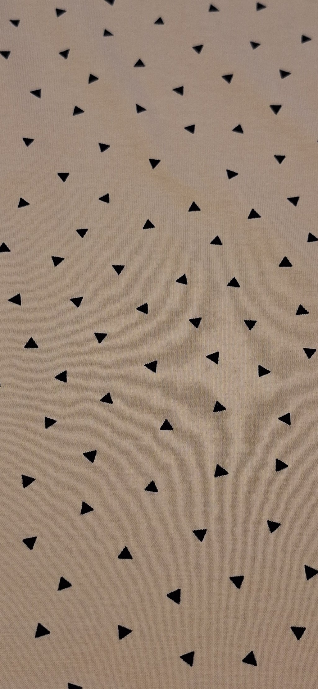 Baumwolljersey beige mit kleinen schwarzen Dreiecken