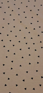 Baumwolljersey beige mit kleinen schwarzen Dreiecken