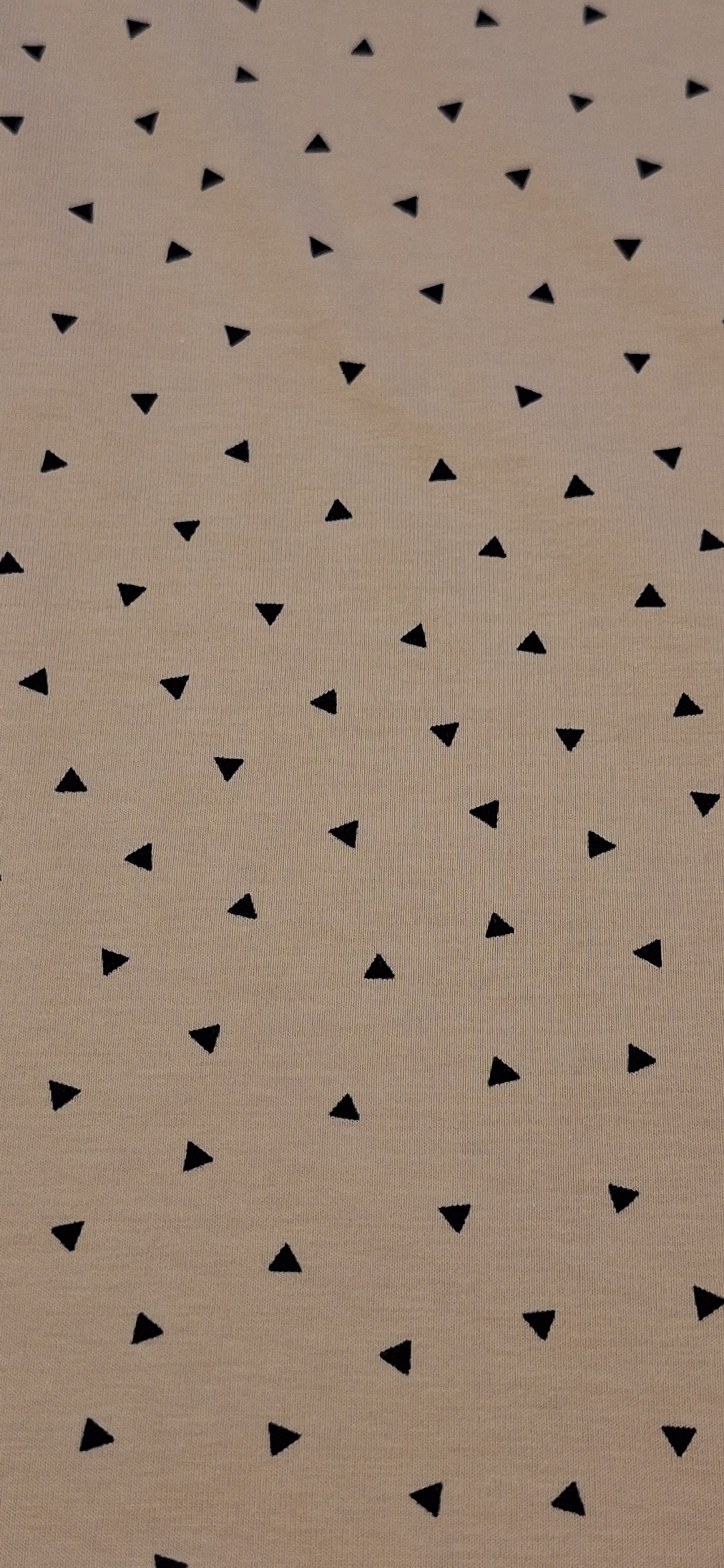 Baumwolljersey beige mit kleinen schwarzen Dreiecken