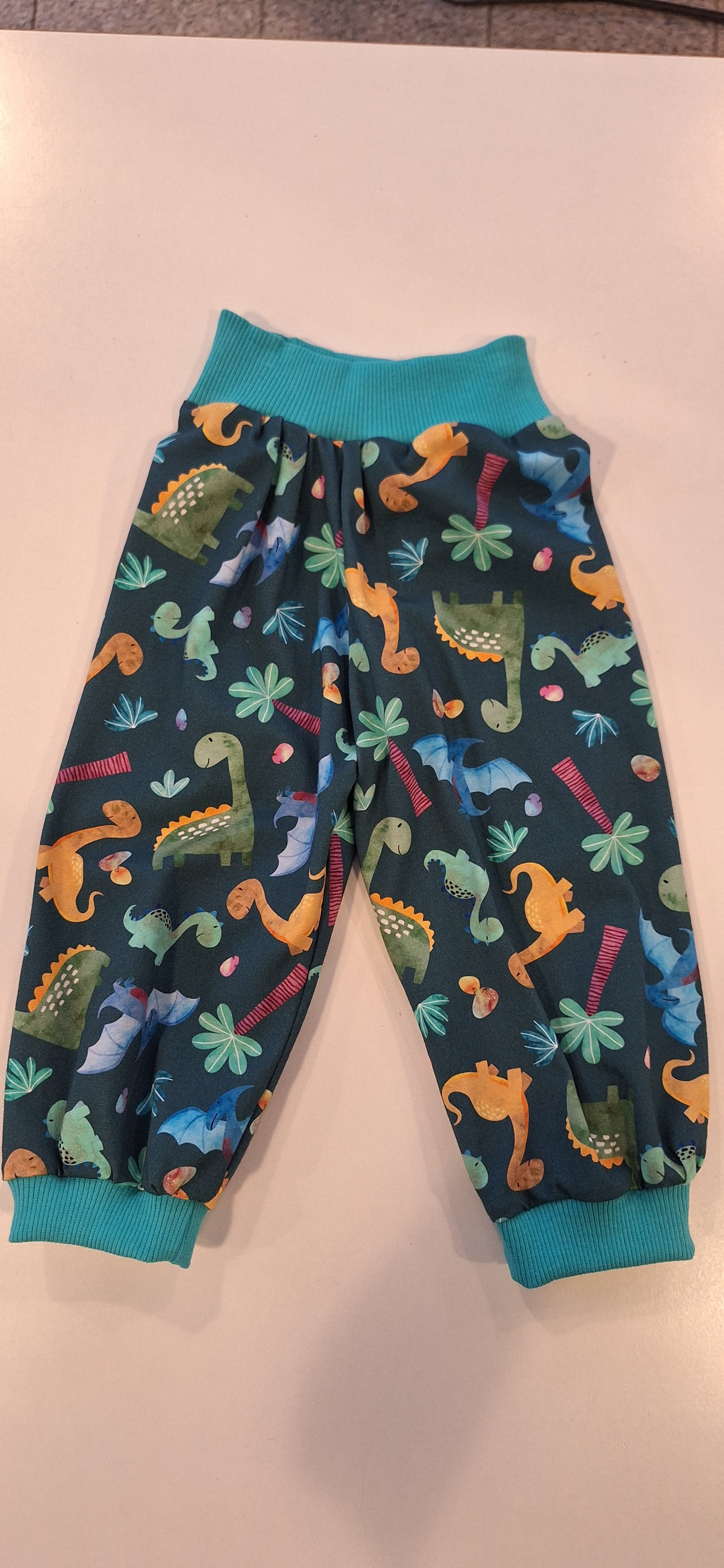 Baumwolljersey grün mit Dinosauriern