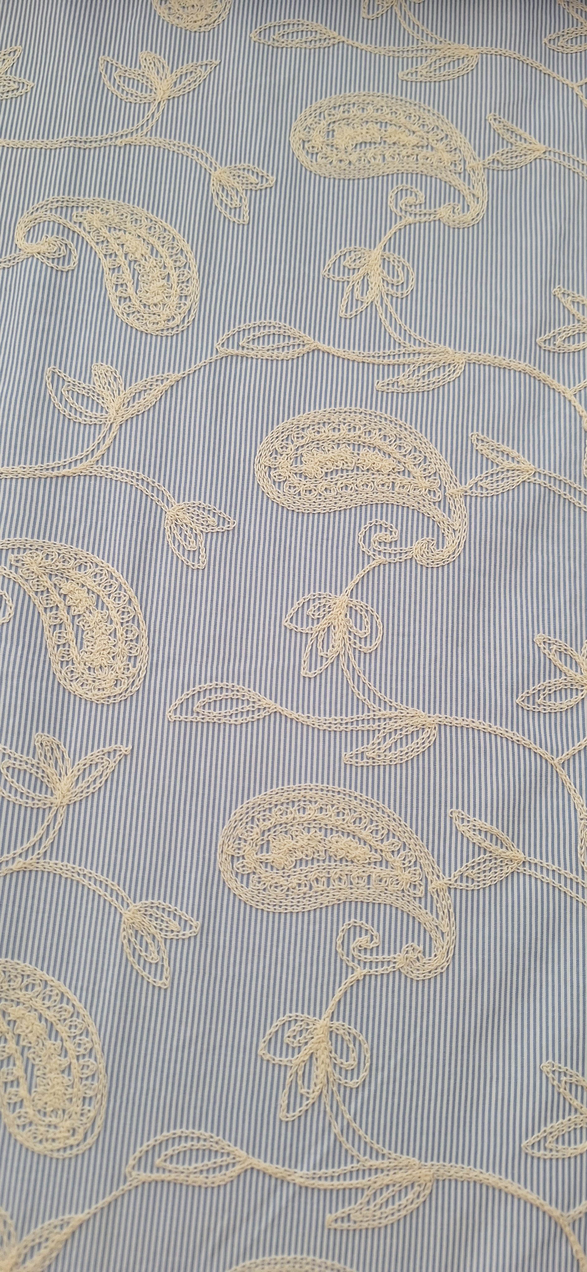 Baumwolle blau-weiß gestreift mit Stickerei