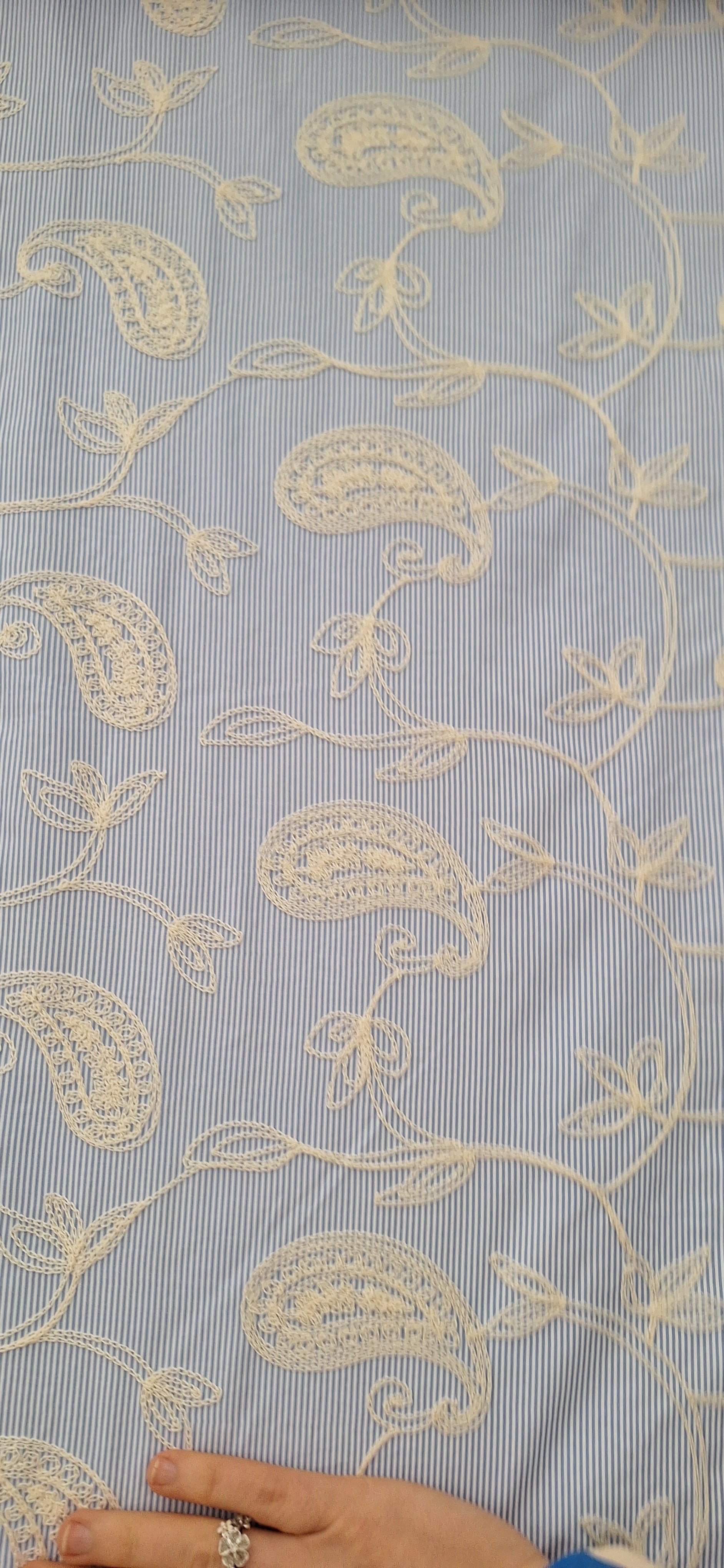 Baumwolle blau-weiß gestreift mit Stickerei