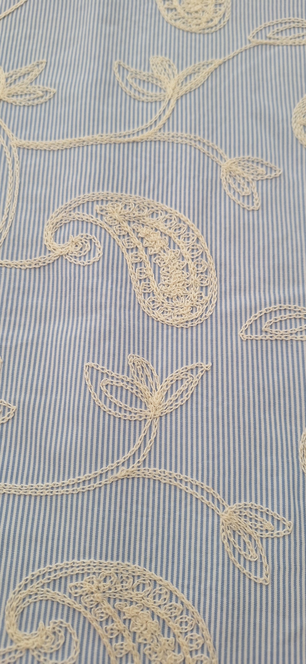 Baumwolle blau-weiß gestreift mit Stickerei
