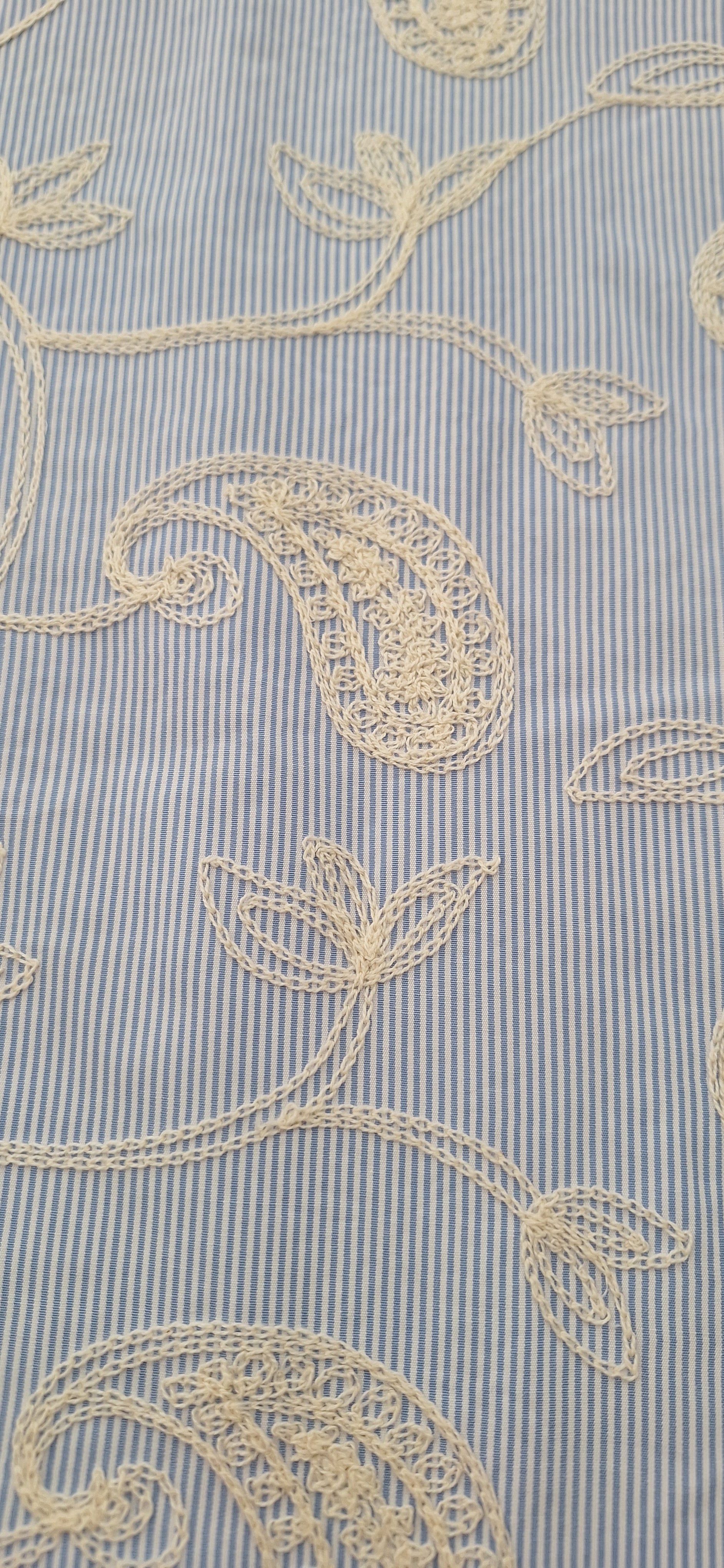 Baumwolle blau-weiß gestreift mit Stickerei