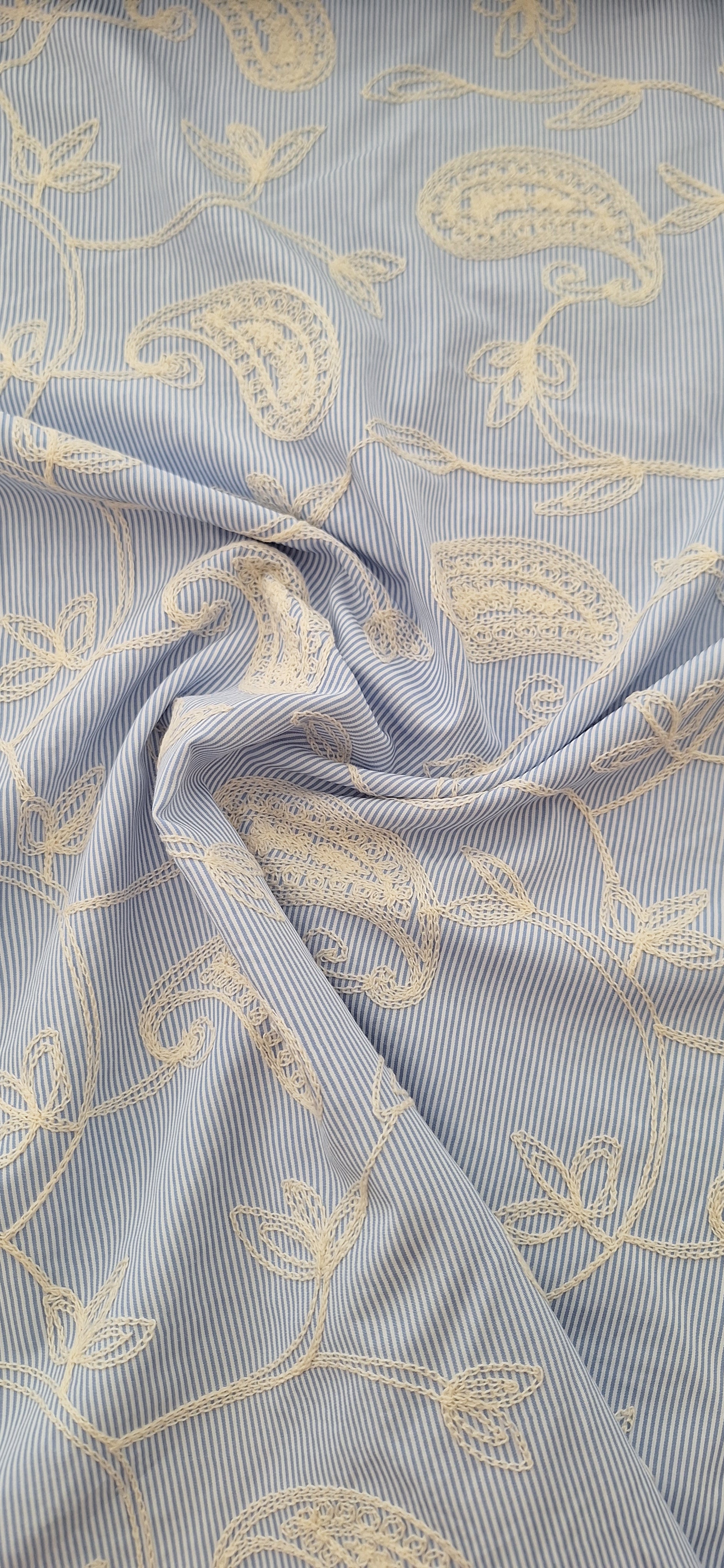 Baumwolle blau-weiß gestreift mit Stickerei