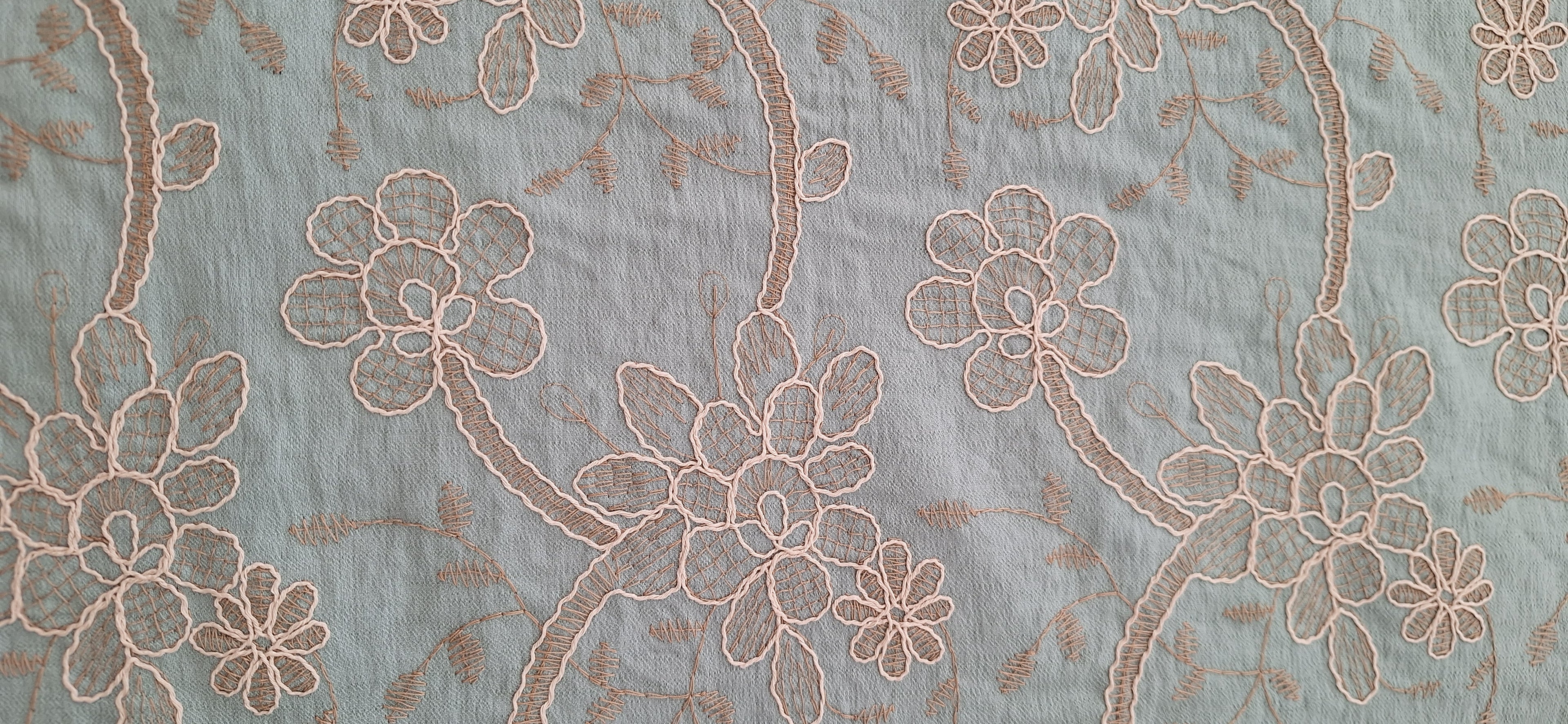 Viskose salbeifarben bestickt