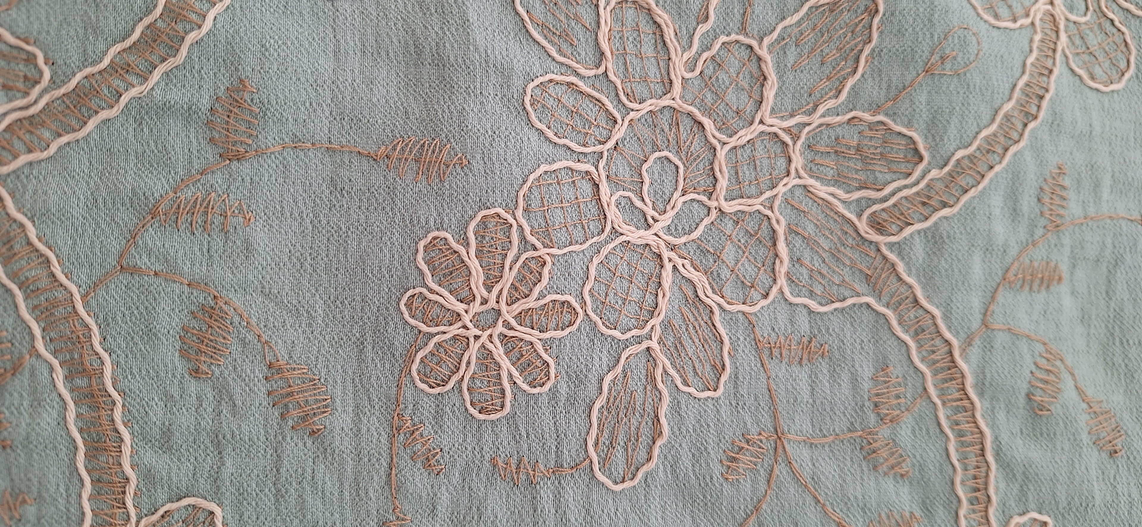 Viskose salbeifarben bestickt