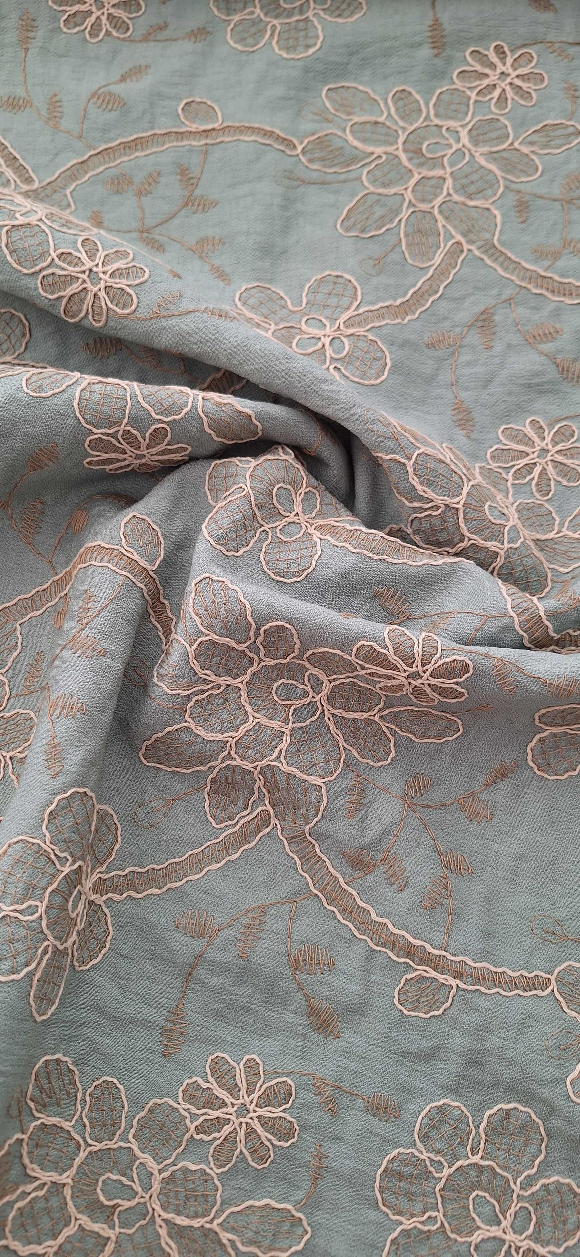 Viskose salbeifarben bestickt