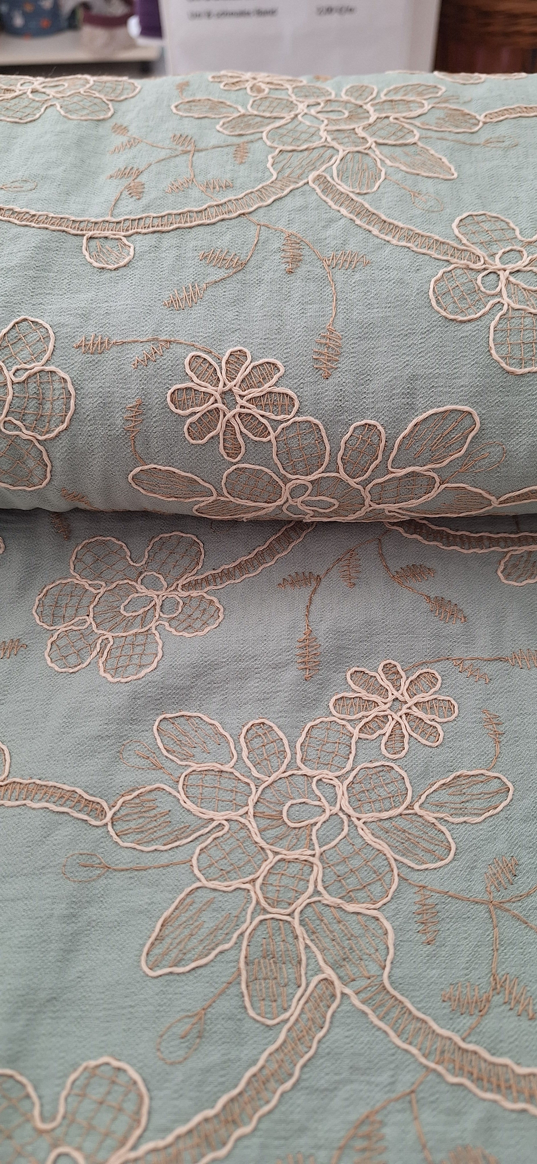 Viskose salbeifarben bestickt