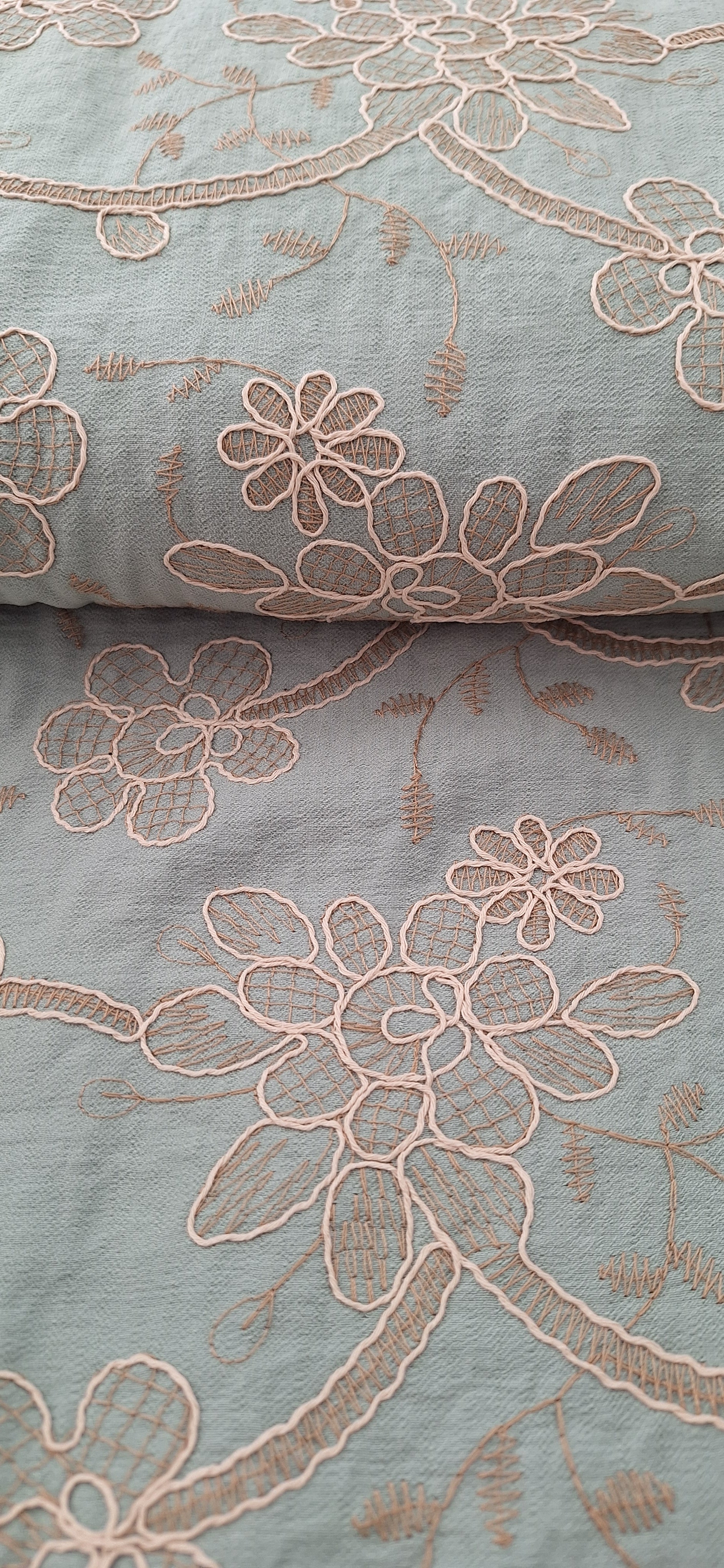 Viskose salbeifarben bestickt