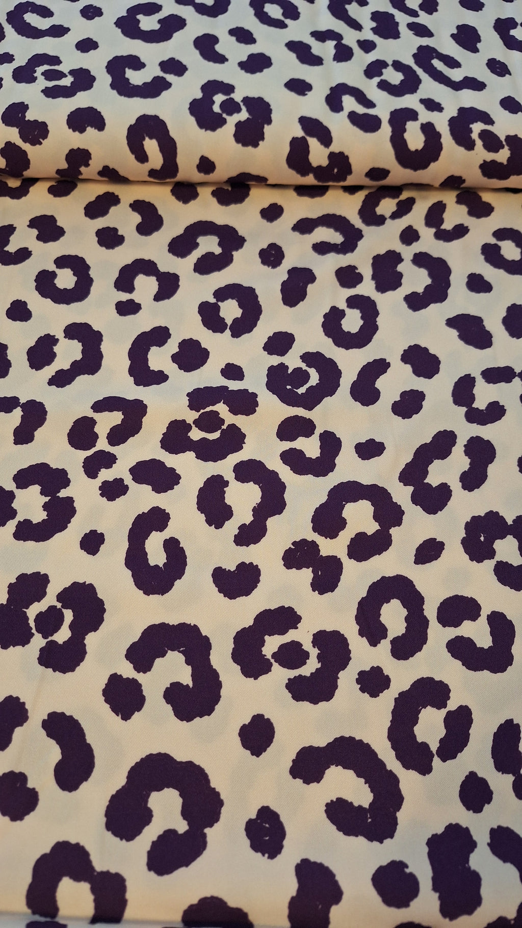 Viskose beige mit Leomuster in Lila