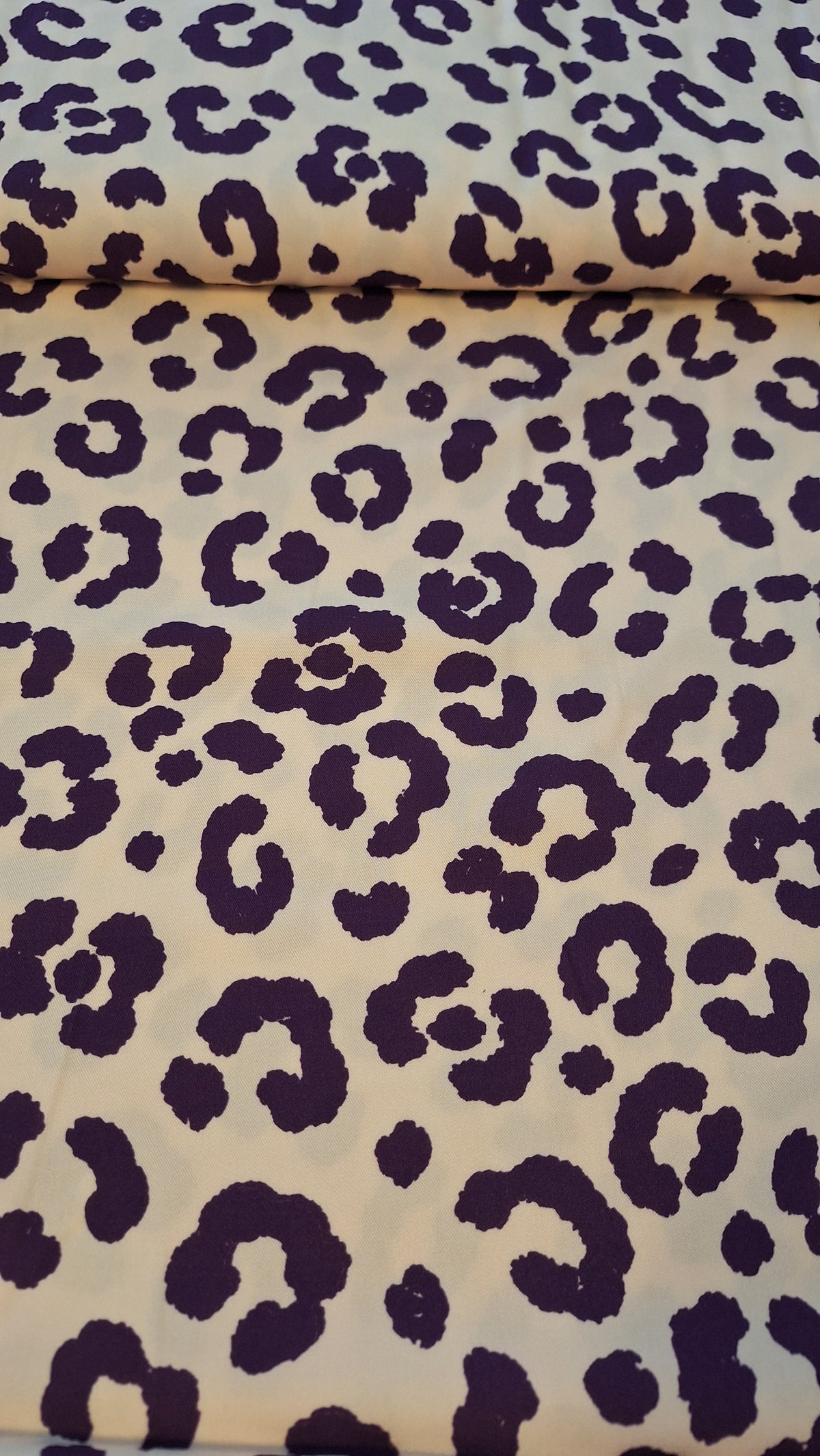 Viskose beige mit Leomuster in Lila