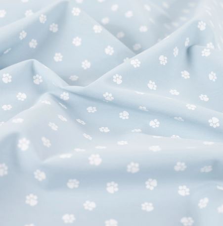 Popeline hellblau mit Tierpfoten