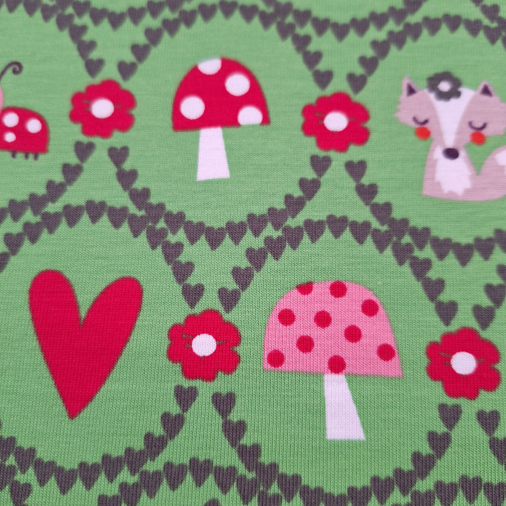 Baumwolljersey hellgrün mit Tier- und Herzmotiven