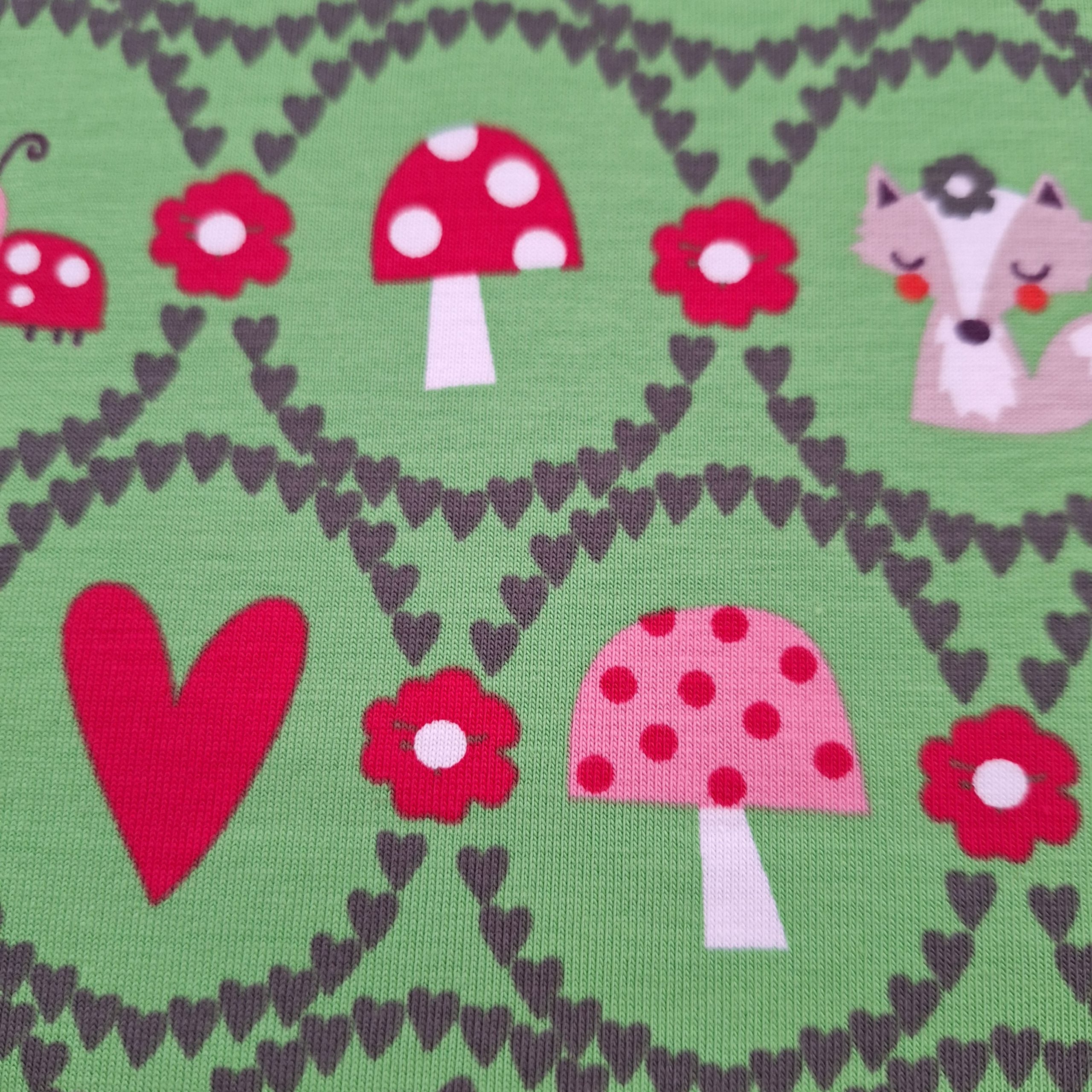 Baumwolljersey hellgrün mit Tier- und Herzmotiven