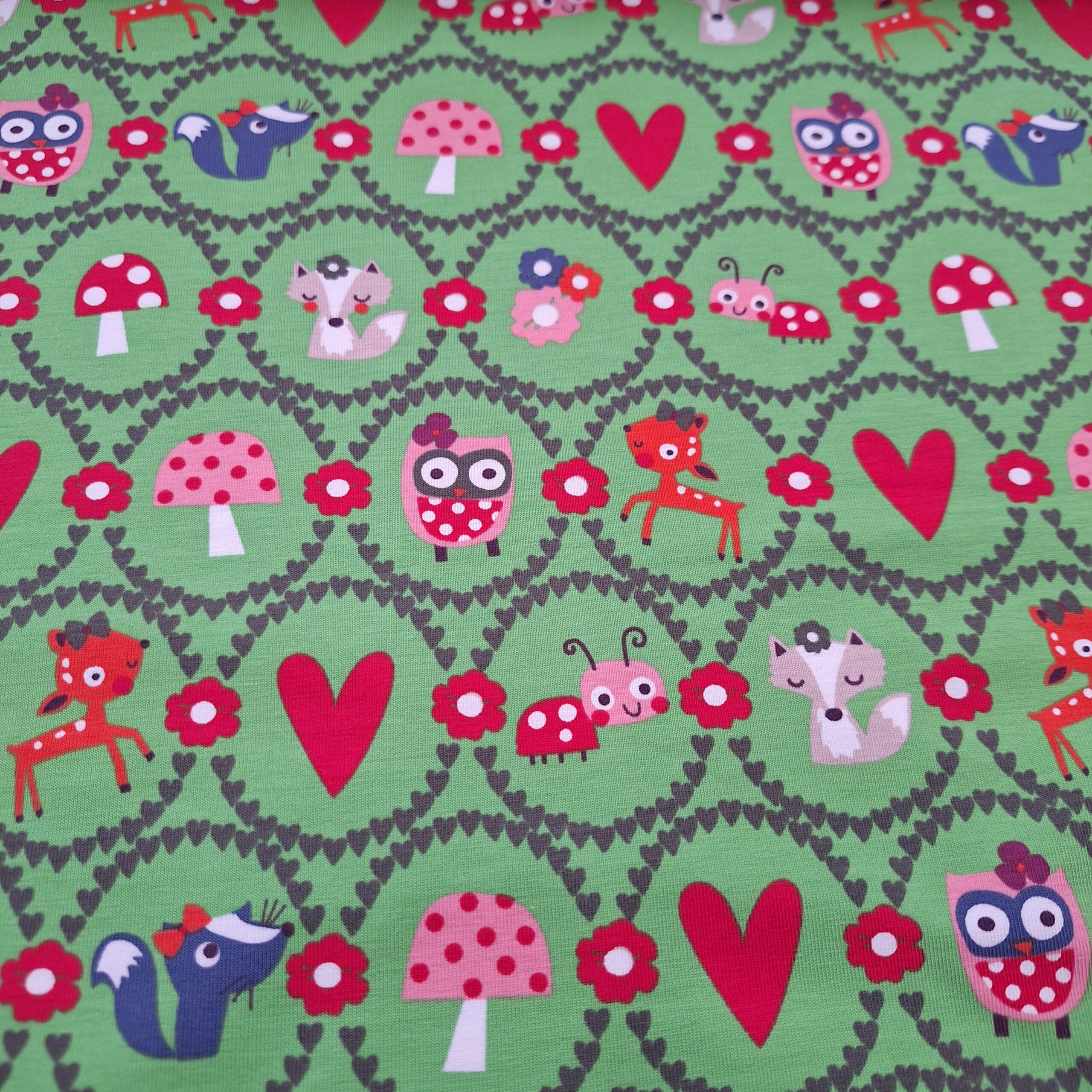 Baumwolljersey hellgrün mit Tier- und Herzmotiven