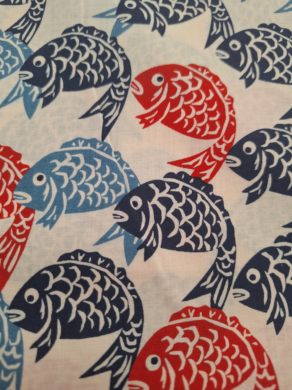 100% Baumwolle mit Koi Karpfen blau/rot