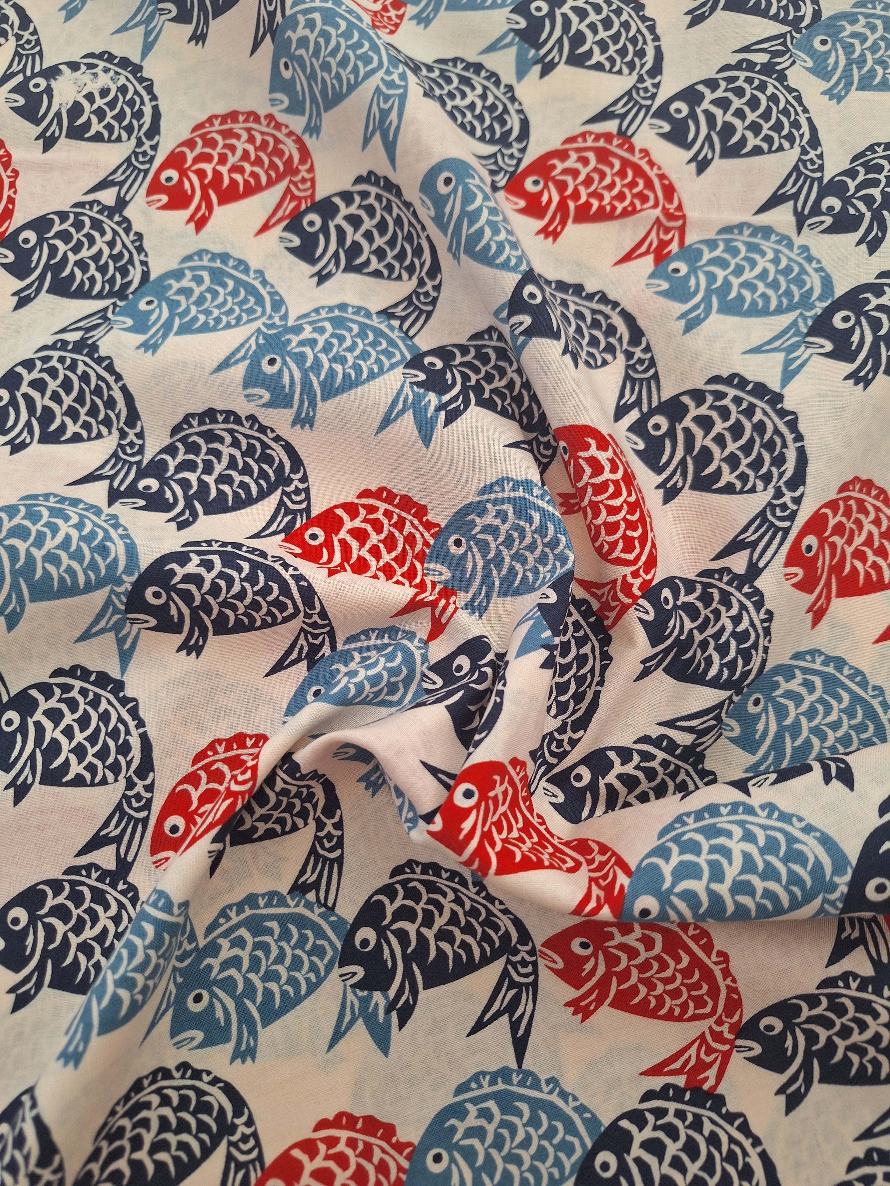 100% Baumwolle mit Koi Karpfen blau/rot