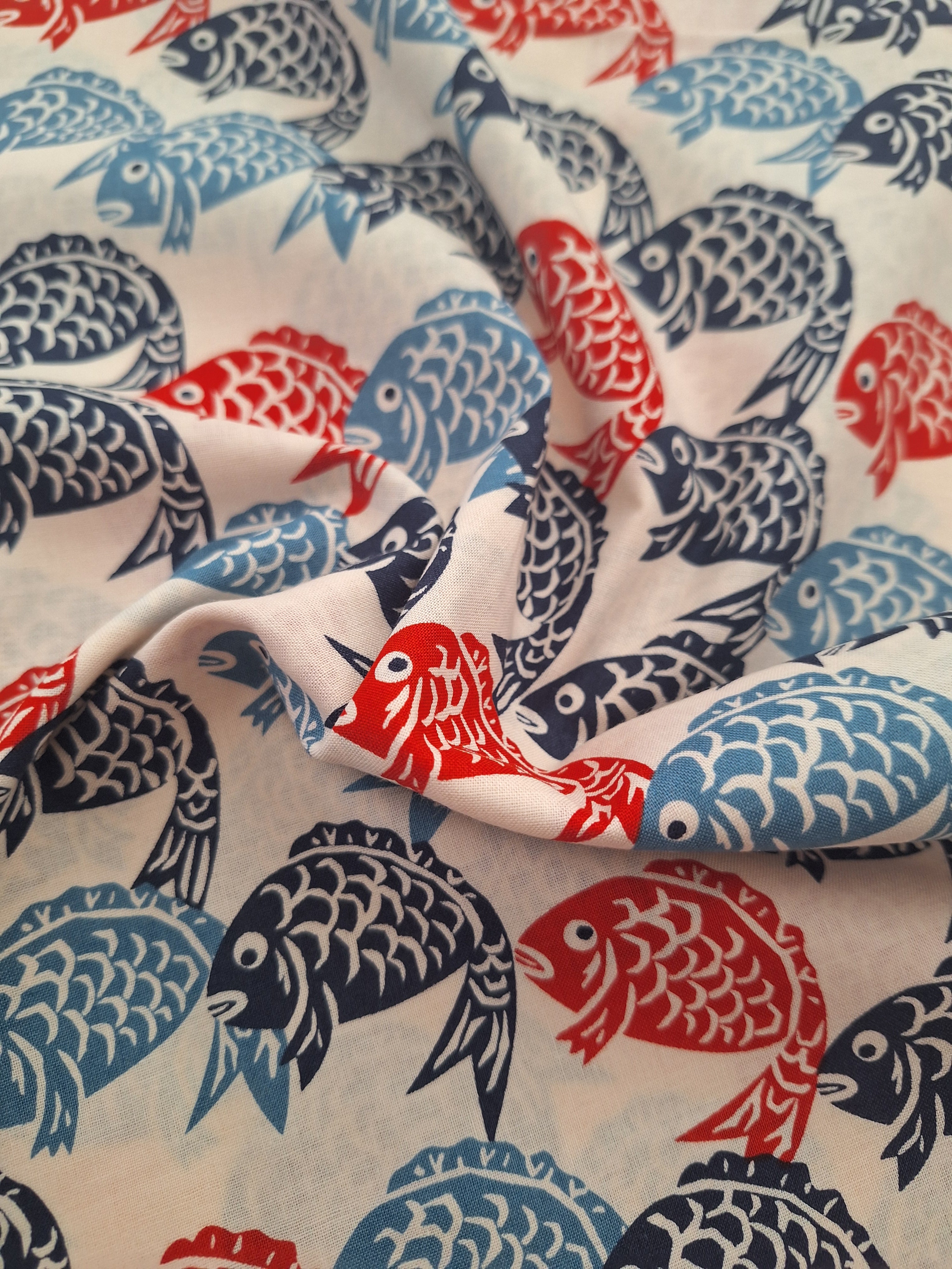 100% Baumwolle mit Koi Karpfen blau/rot