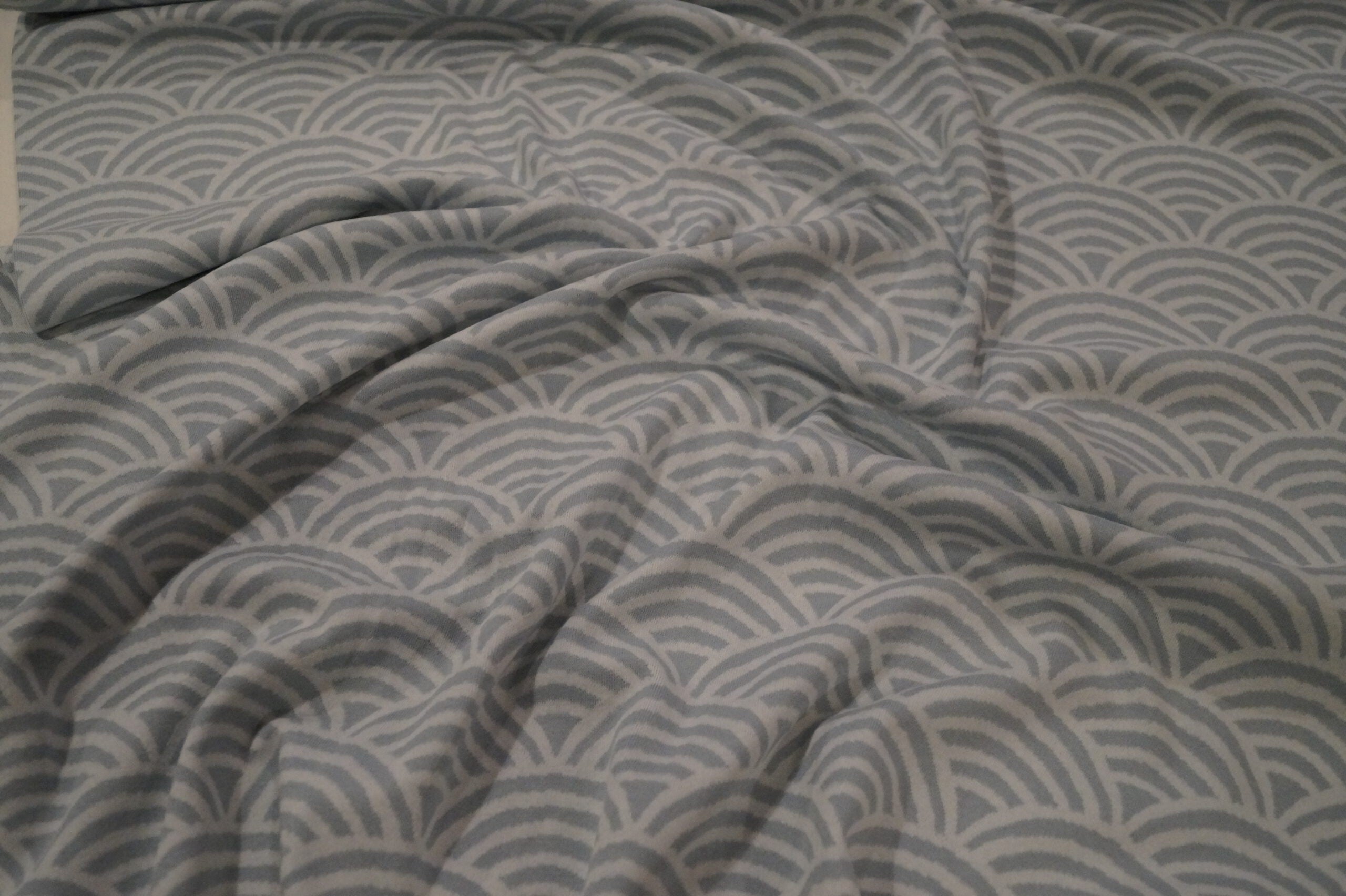 Bio-Jacquard türkis mit Regenbogenformen (GOTS-zertifiziert)
