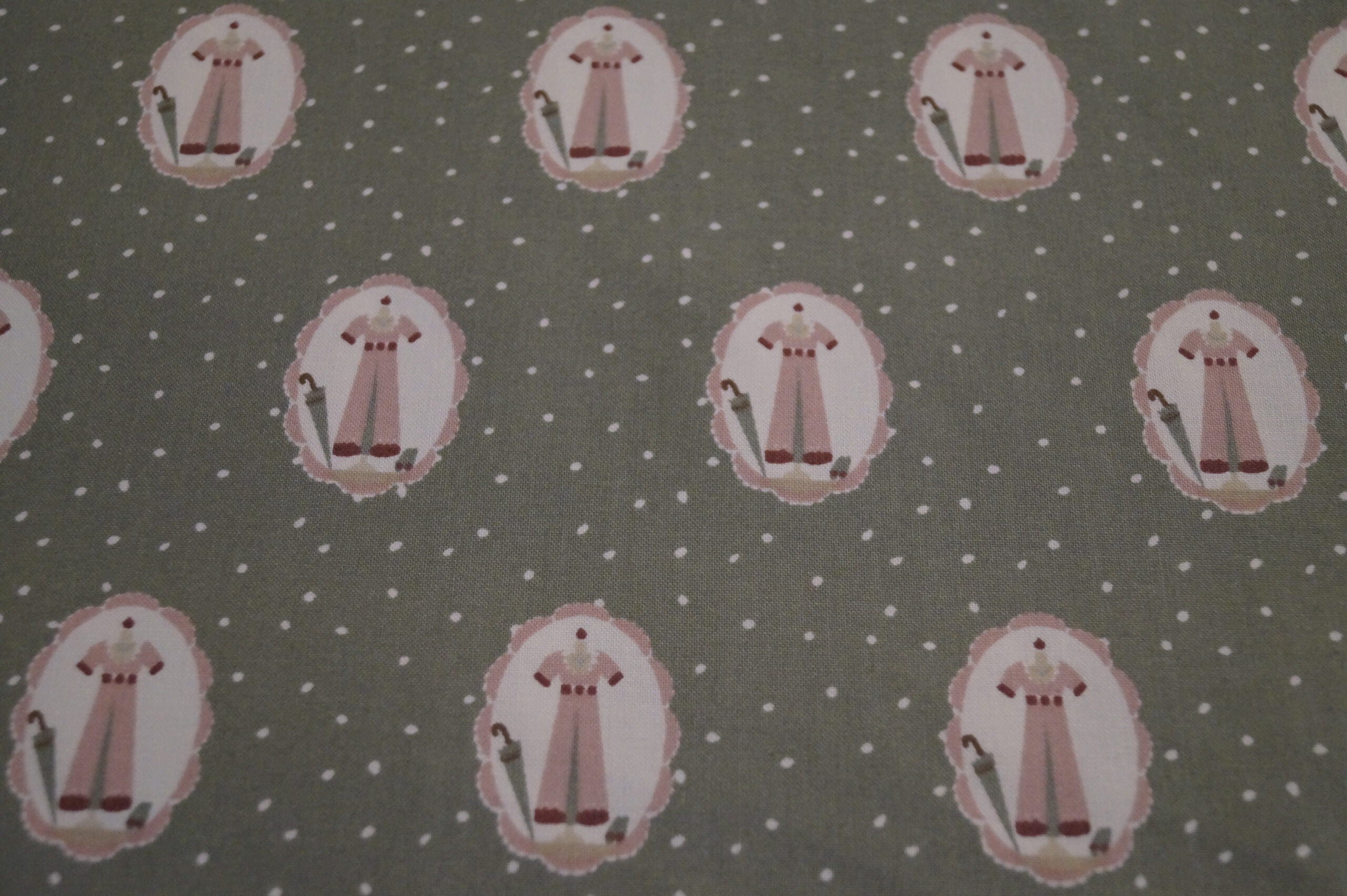 Popeline grün mit Kleidermotiven (Gütermann: Veros World)