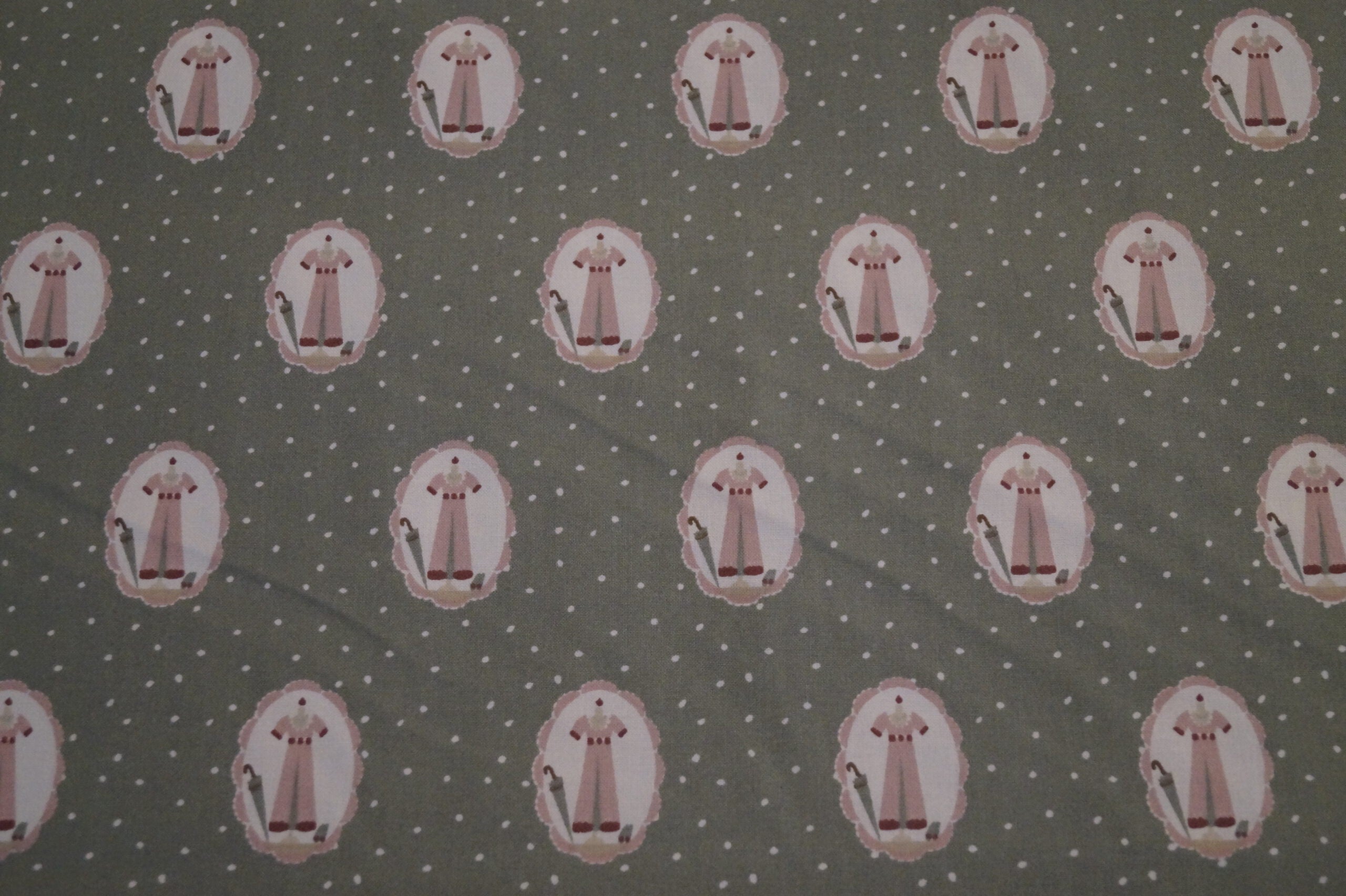 Popeline grün mit Kleidermotiven (Gütermann: Veros World)