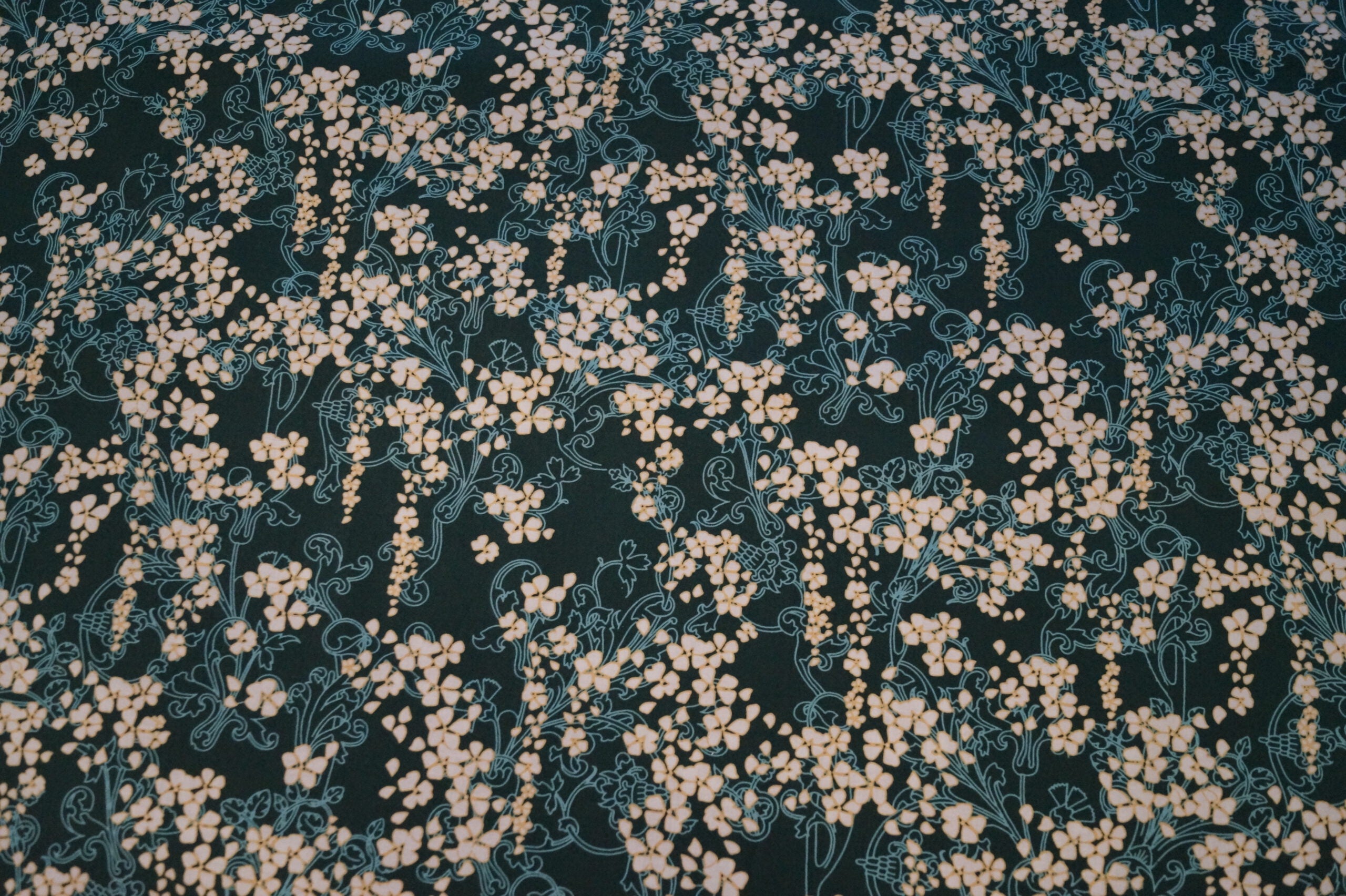 Popeline dunkelgrün mit Blütenmuster (Gütermann)