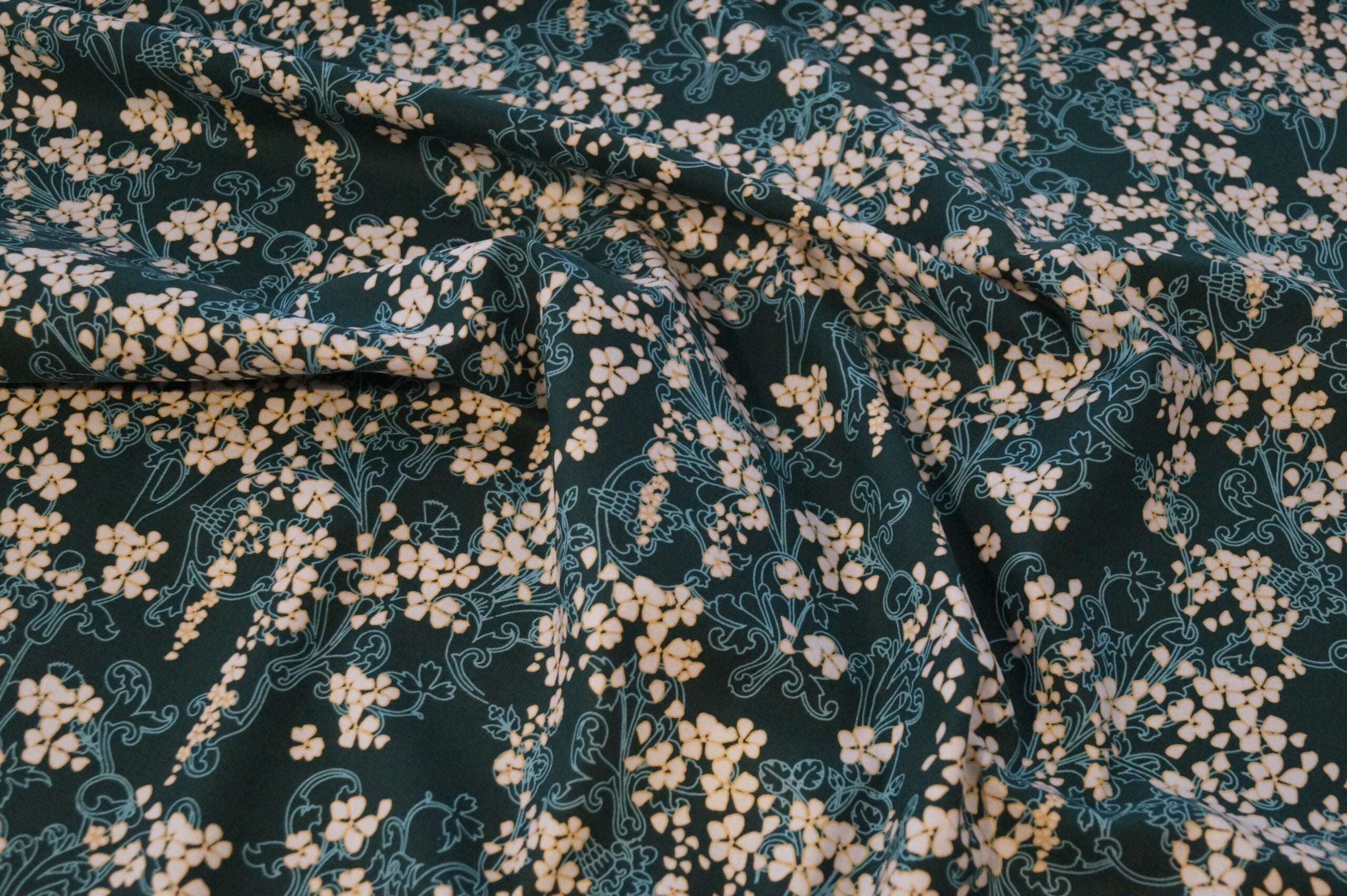 Popeline dunkelgrün mit Blütenmuster (Gütermann)