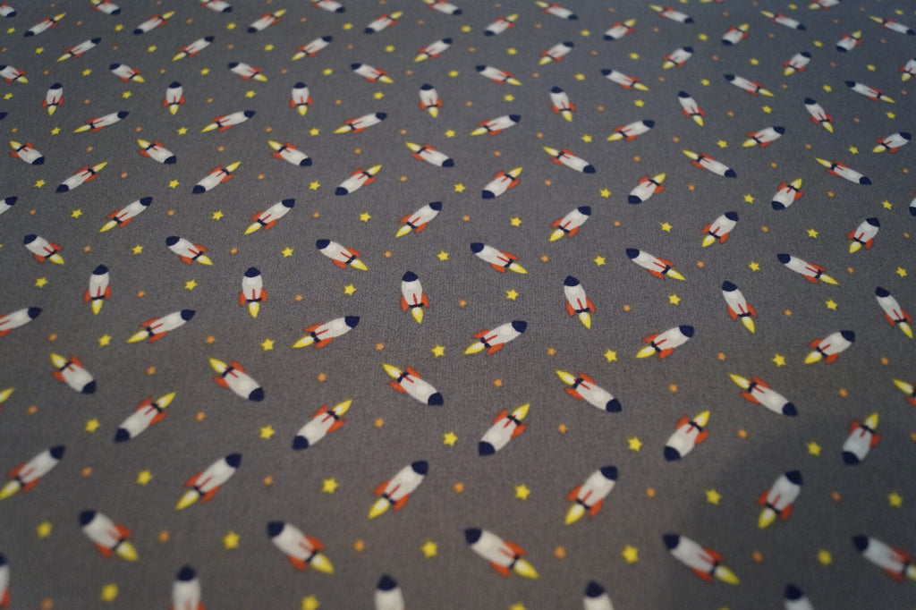 Popeline grau mit Raketen