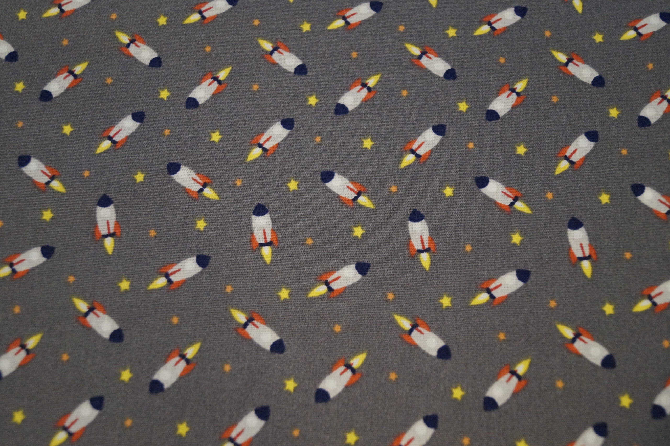 Popeline grau mit Raketen