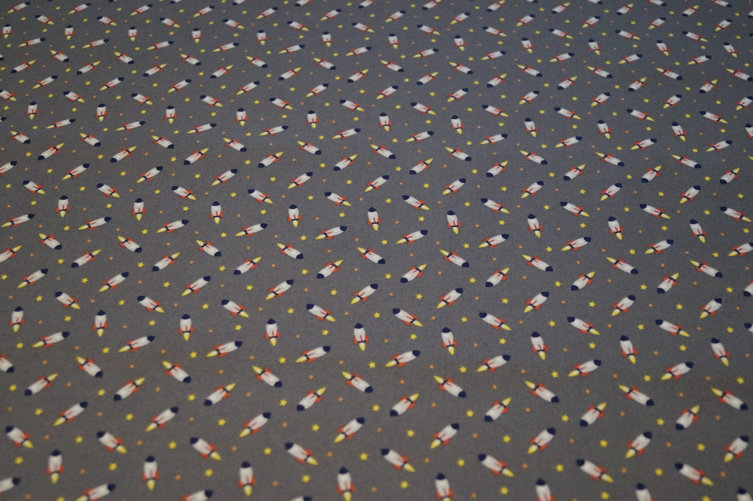 Popeline grau mit Raketen