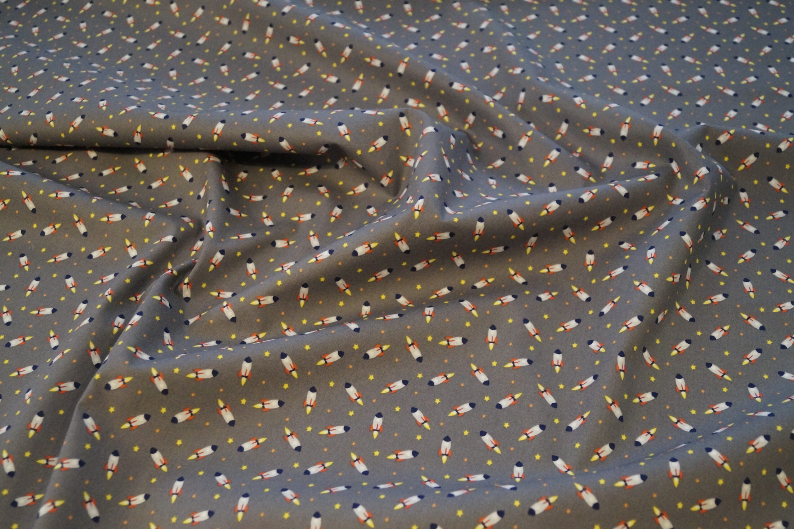 Popeline grau mit Raketen