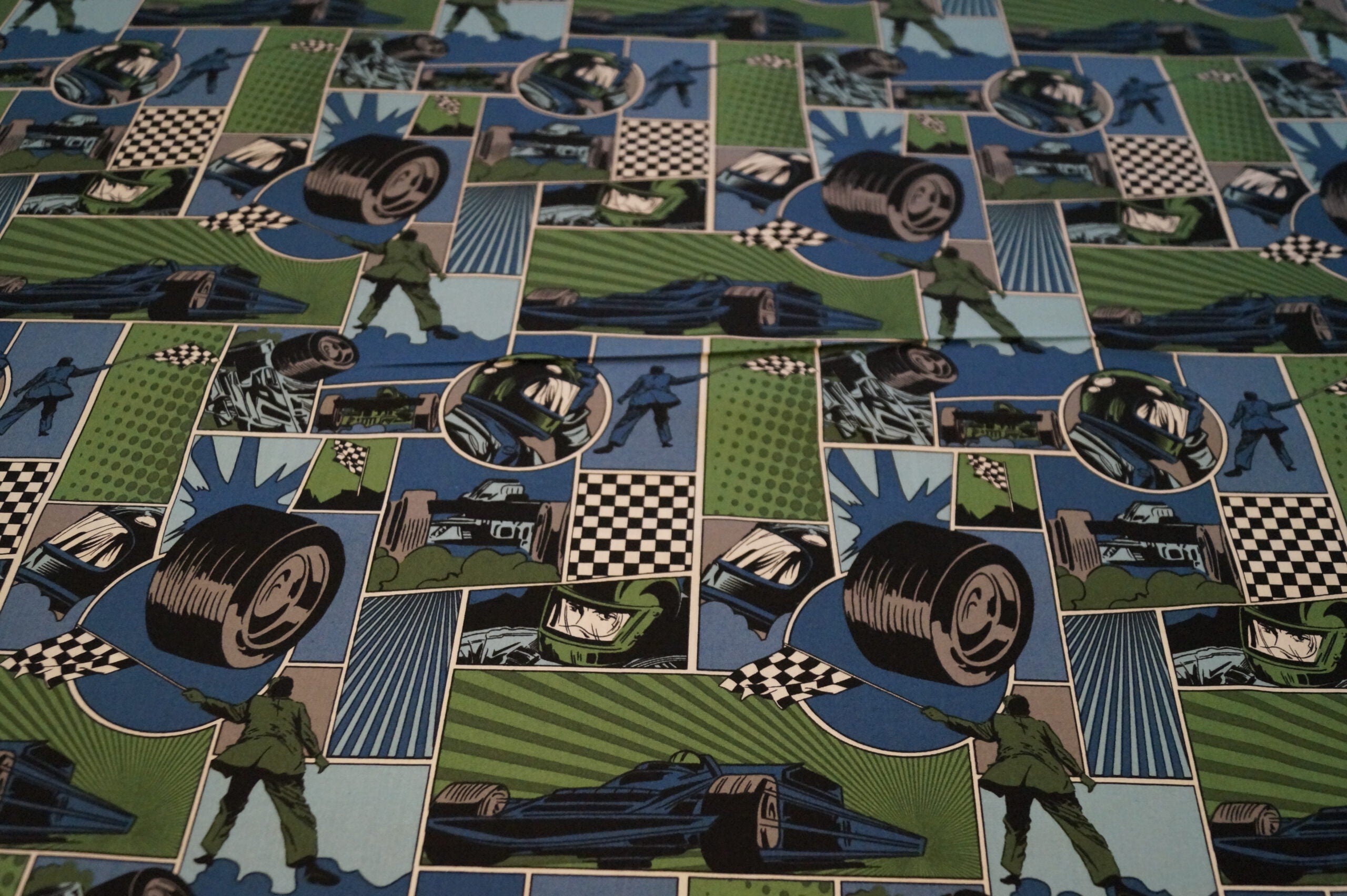 Popeline grün/blau mit Autorennsportmotiven