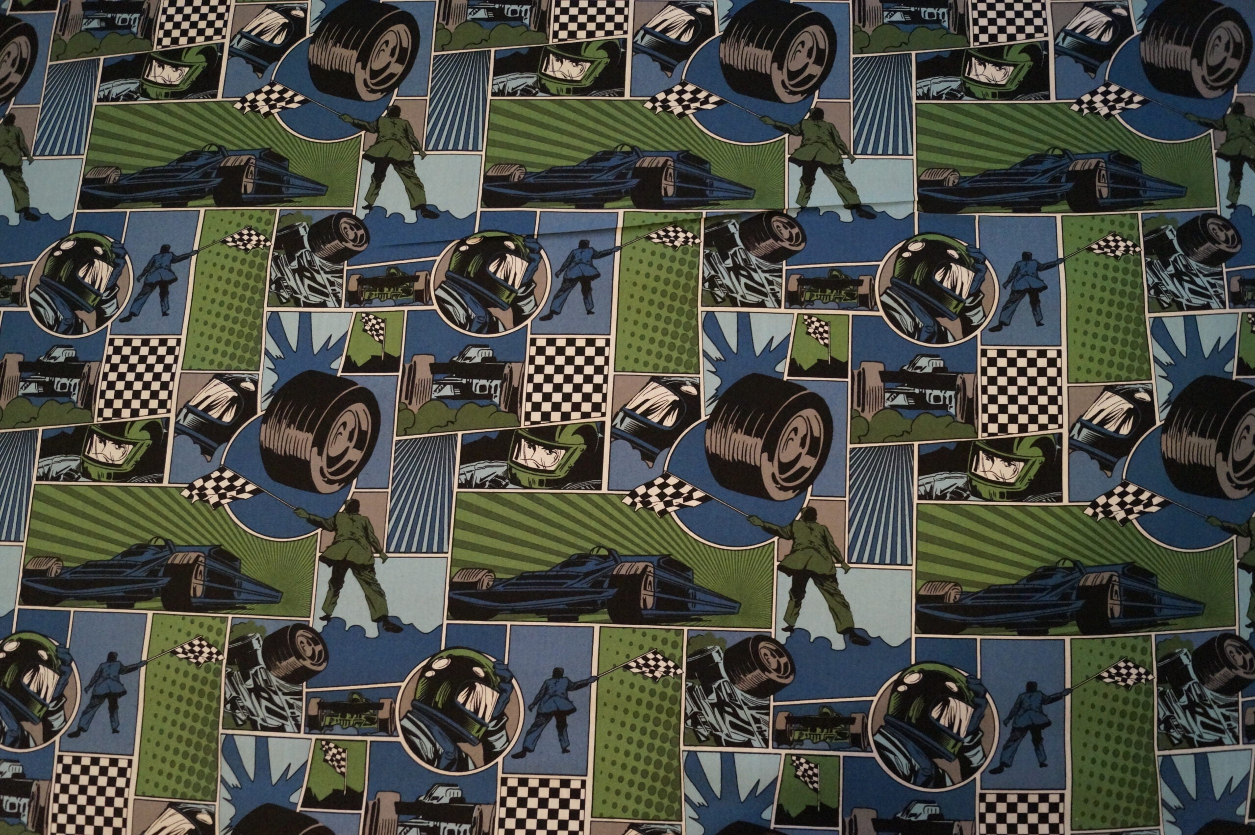 Popeline grün/blau mit Autorennsportmotiven